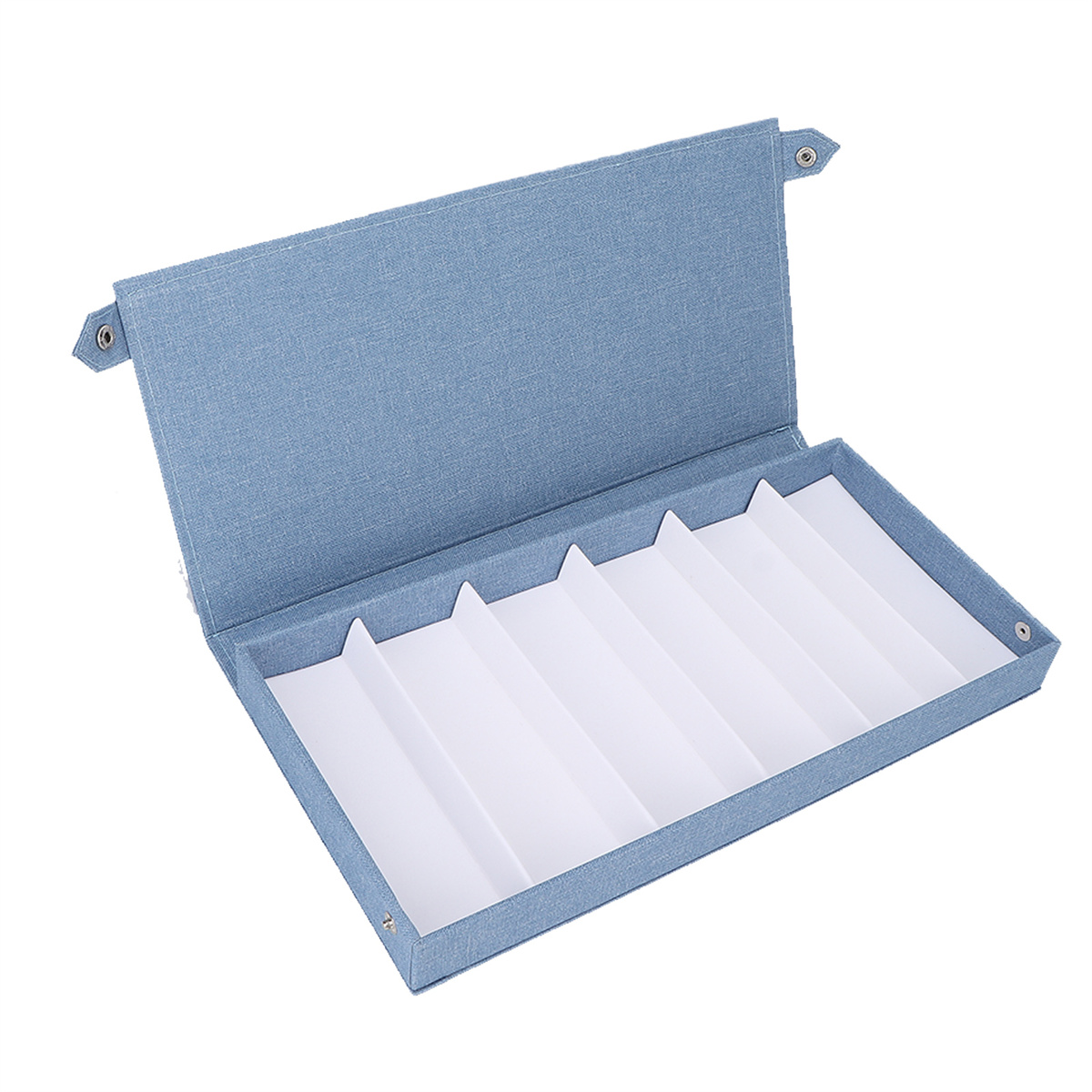 Eine offene blaue Stoffbox mit weißen Trennwänden im Inneren, aus einem Winkel betrachtet.