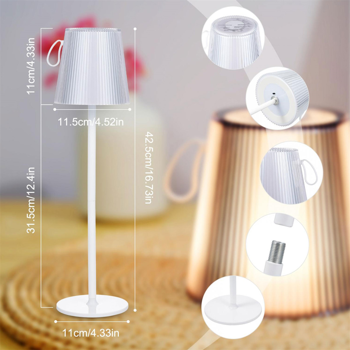 Weiße Lampe mit plissiertem Lampenschirm. Sie steht auf einem weißen Ständer. Die Lampe hat Maße.