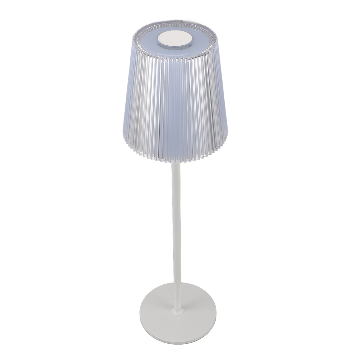 Weiße Stehlampe mit blauem Lampenschirm, isoliert auf Weiß.