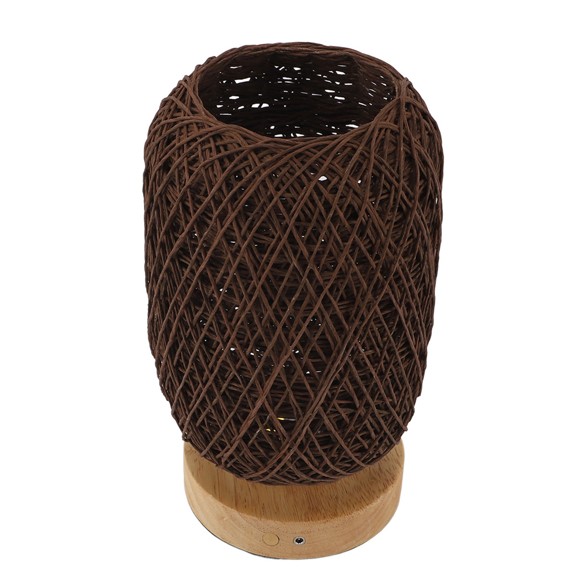 Braune gewebte Lampe auf Holzsockel, dunkler Hintergrund. Die Lampe ist oval geformt.