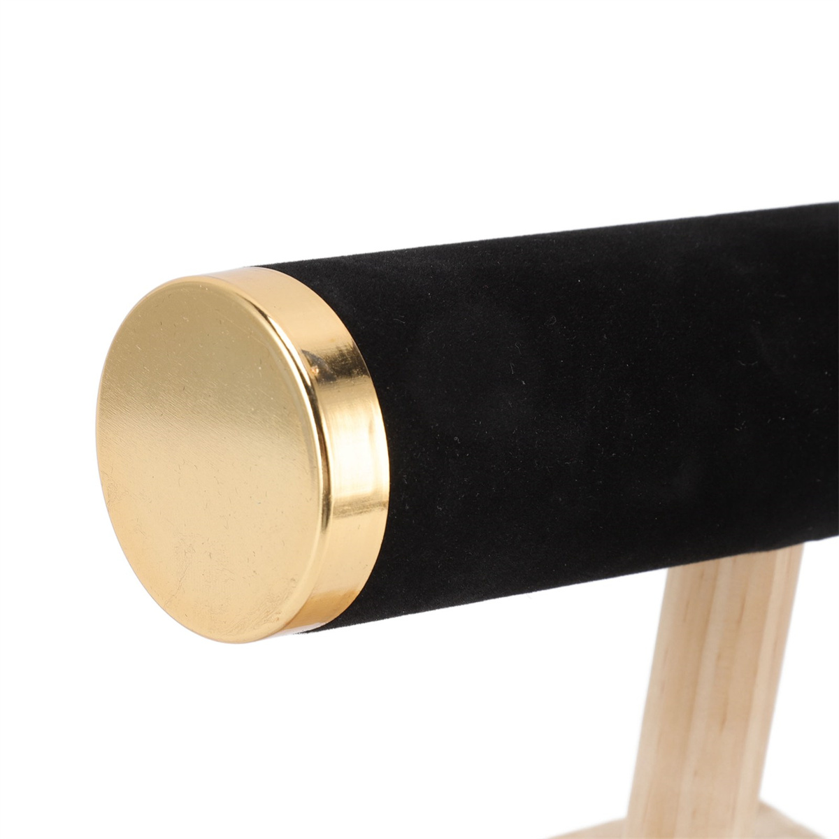Schwarzer Samt-Schmuckständer mit goldenen Enden, auf einem Holzständer.