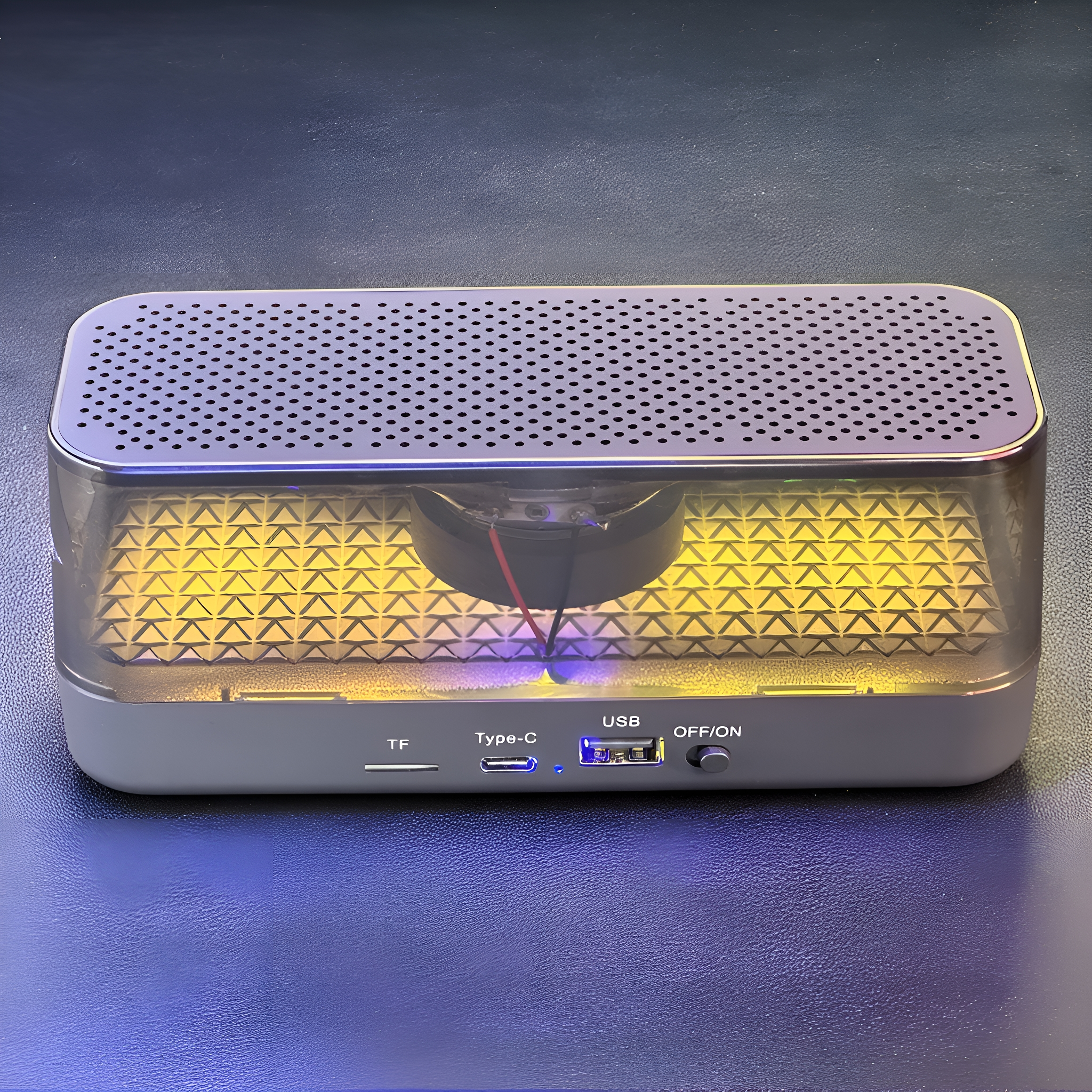 Grauer Lautsprecher mit gelbem Licht, Nahaufnahme von TF, Type-C, USB und OFF/ON.