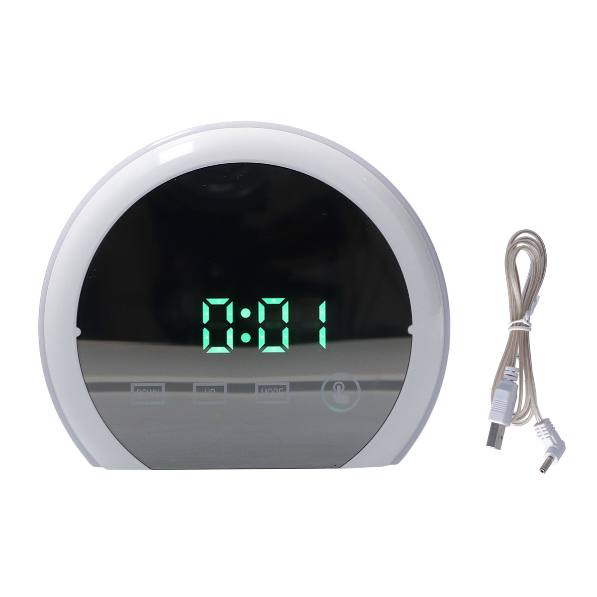 Ein weißer digitaler Wecker, der die Uhrzeit 0:01 anzeigt, mit einem USB-Kabel.