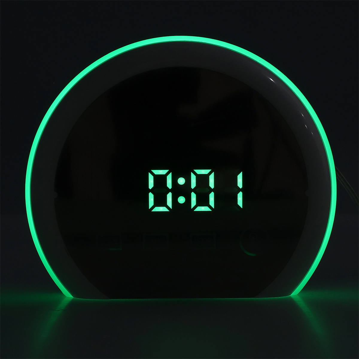 Schwarzer digitaler Wecker mit grün leuchtenden Ziffern, zeigt die Zeit 0:01.