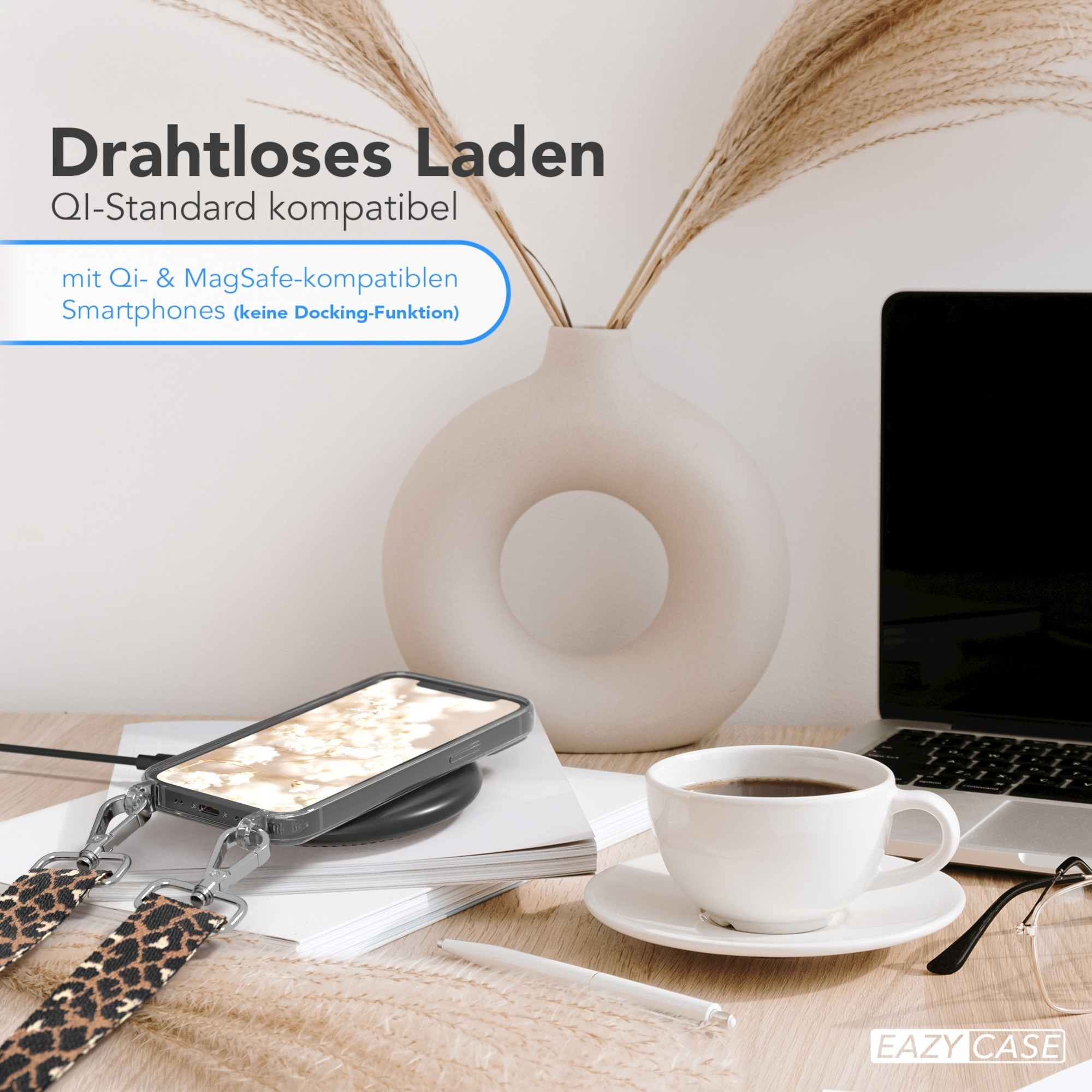 Ein Smartphone auf einem kabellosen Ladegerät mit Leopardenmuster-Armband. Kaffeetasse und Vase auf einem Holzschreibtisch.