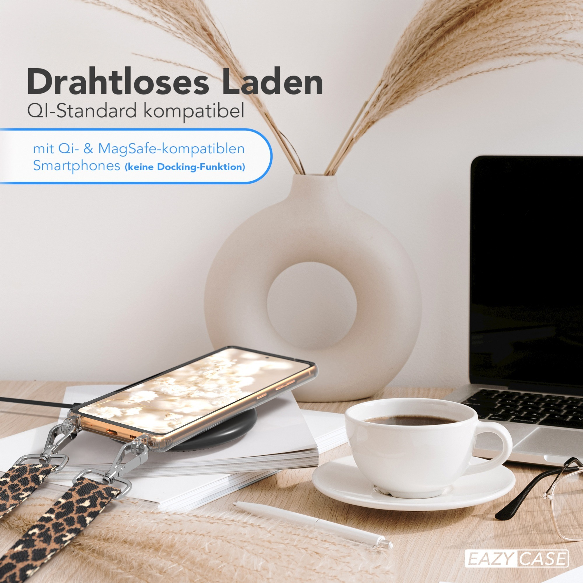 Ein Telefon in einer transparenten Hülle liegt auf einem kabellosen Ladegerät neben einer Kaffeetasse und Gläsern.