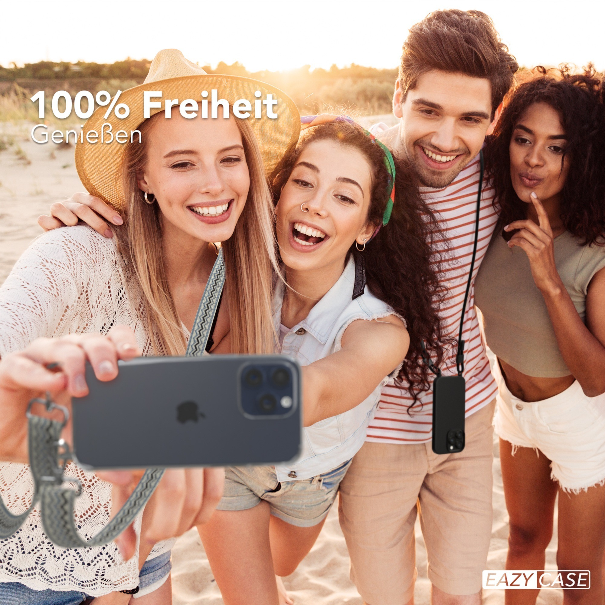 Vier Personen machen Selfie am Strand. Telefon mit Gurt.