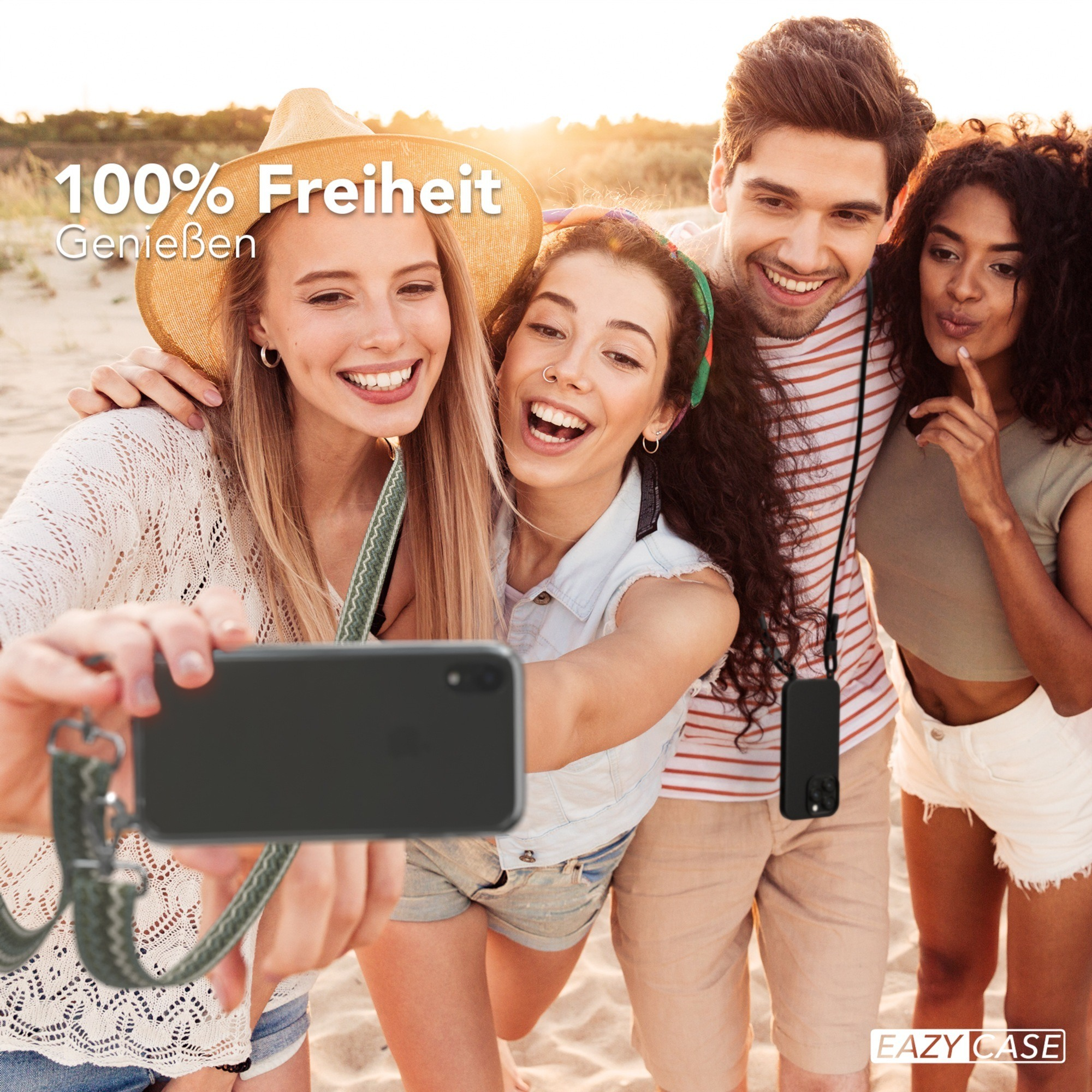 Vier Personen machen ein Selfie mit einem Telefon. Sie lächeln und scheinen glücklich.