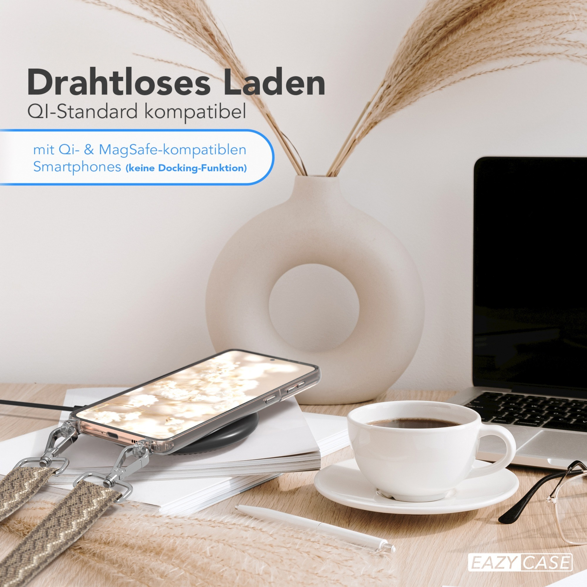 Ein Telefon mit Hülle auf einem kabellosen Ladegerät, mit einer Tasse Kaffee und einer Vase.