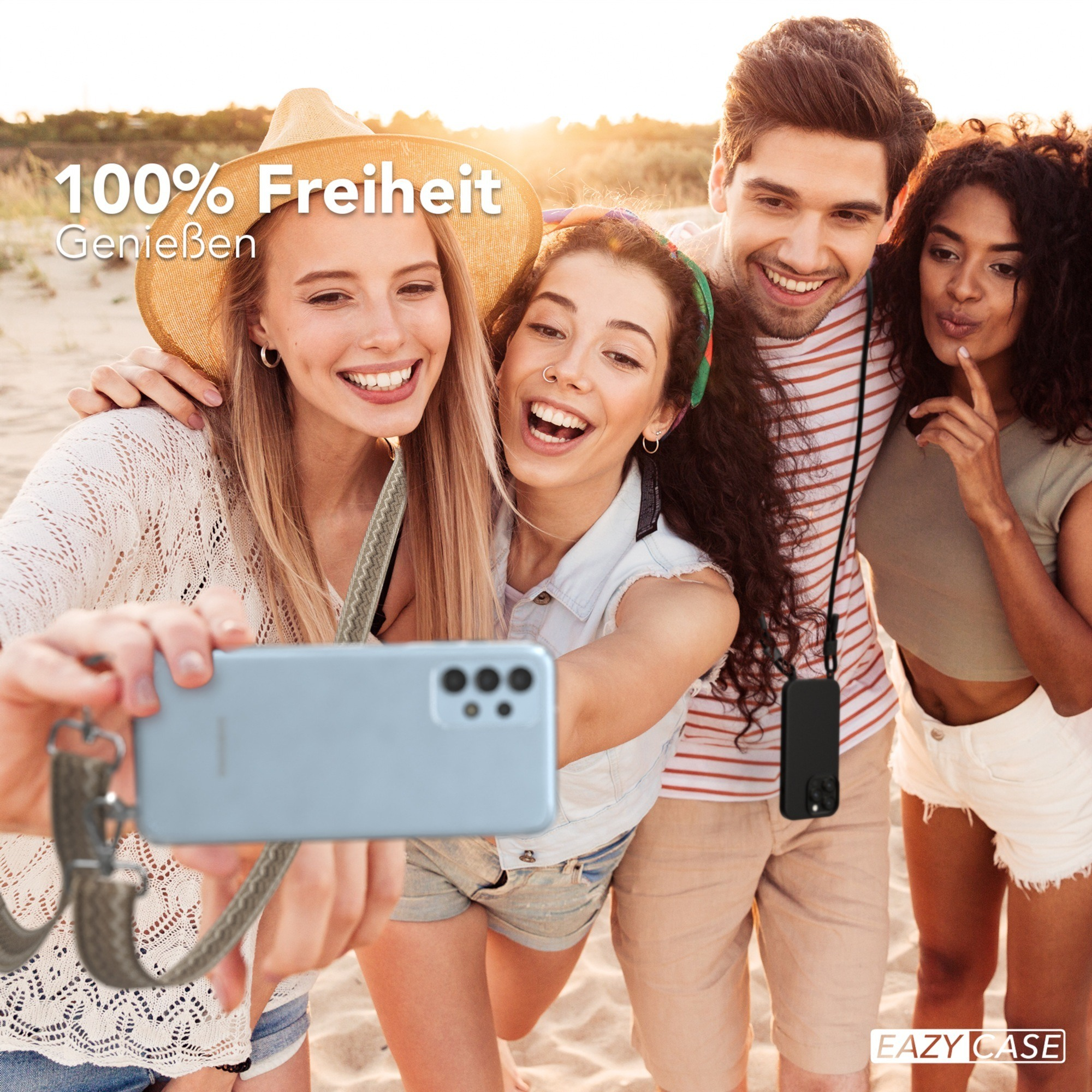 Vier Personen machen ein Selfie am Strand. Einer hält das Telefon.