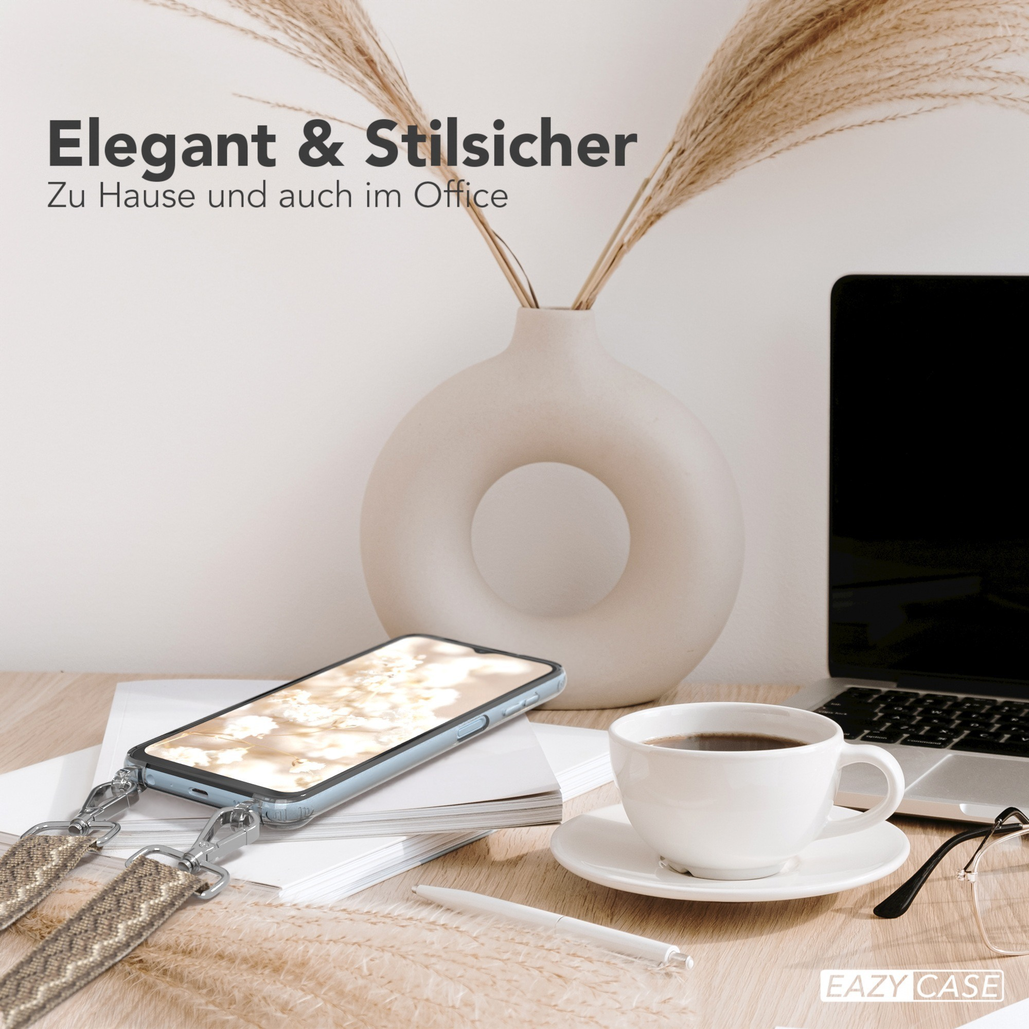 Telefon mit Band, Kaffee, Laptop und Pflanze auf einem Holzschreibtisch. Elegante Umgebung.
