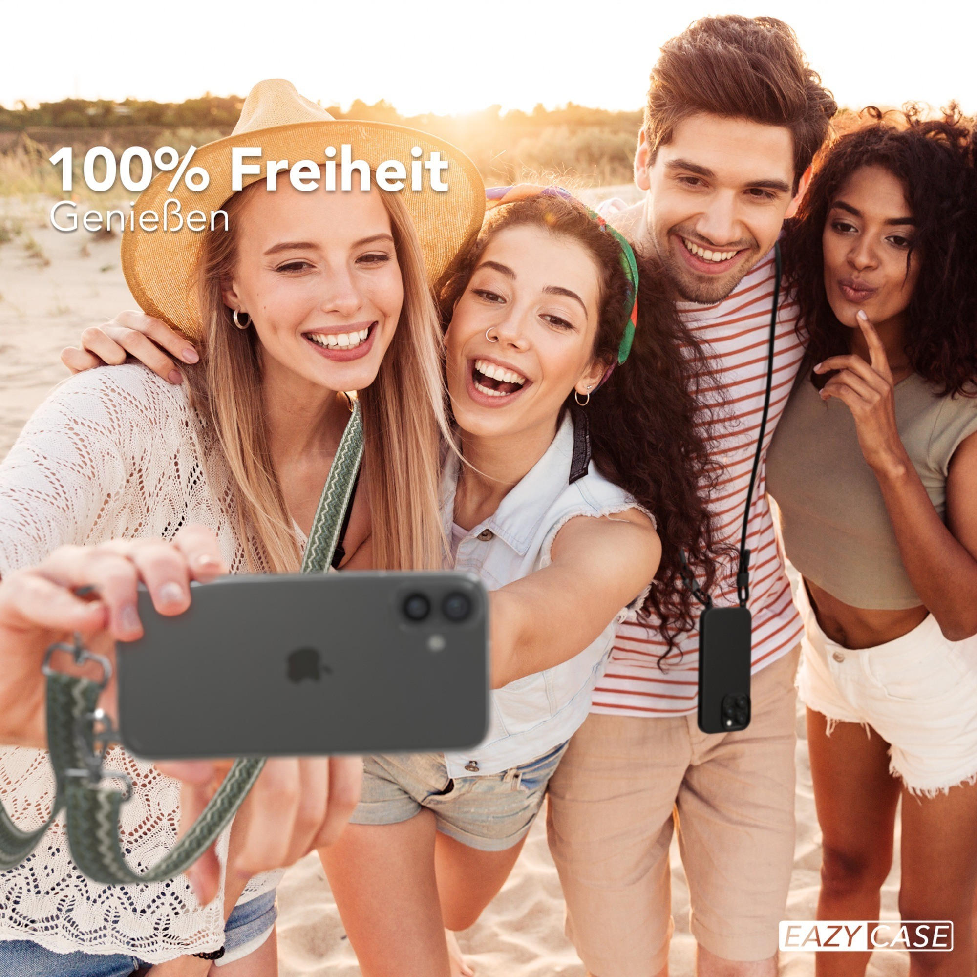 Vier junge Leute lächeln und machen ein Selfie am Strand.