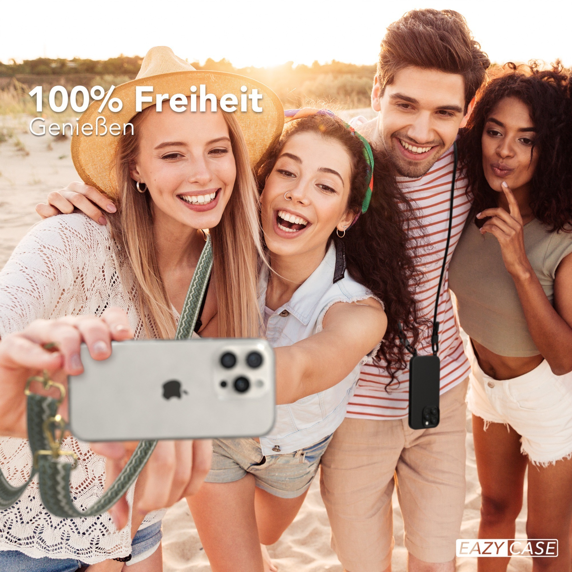 Gruppe von vier Personen lächelt am Strand, macht ein Selfie mit Telefon und Band.