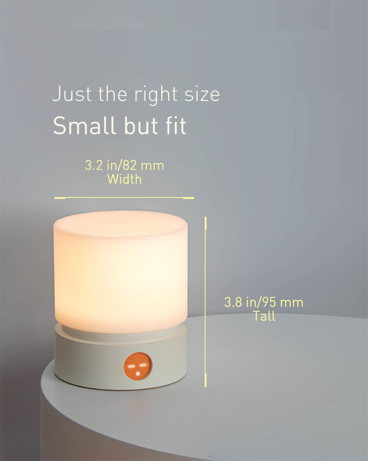 Weiße zylindrische Lampe auf grauer Oberfläche mit Maßen und orangefarbenen Knöpfen.
