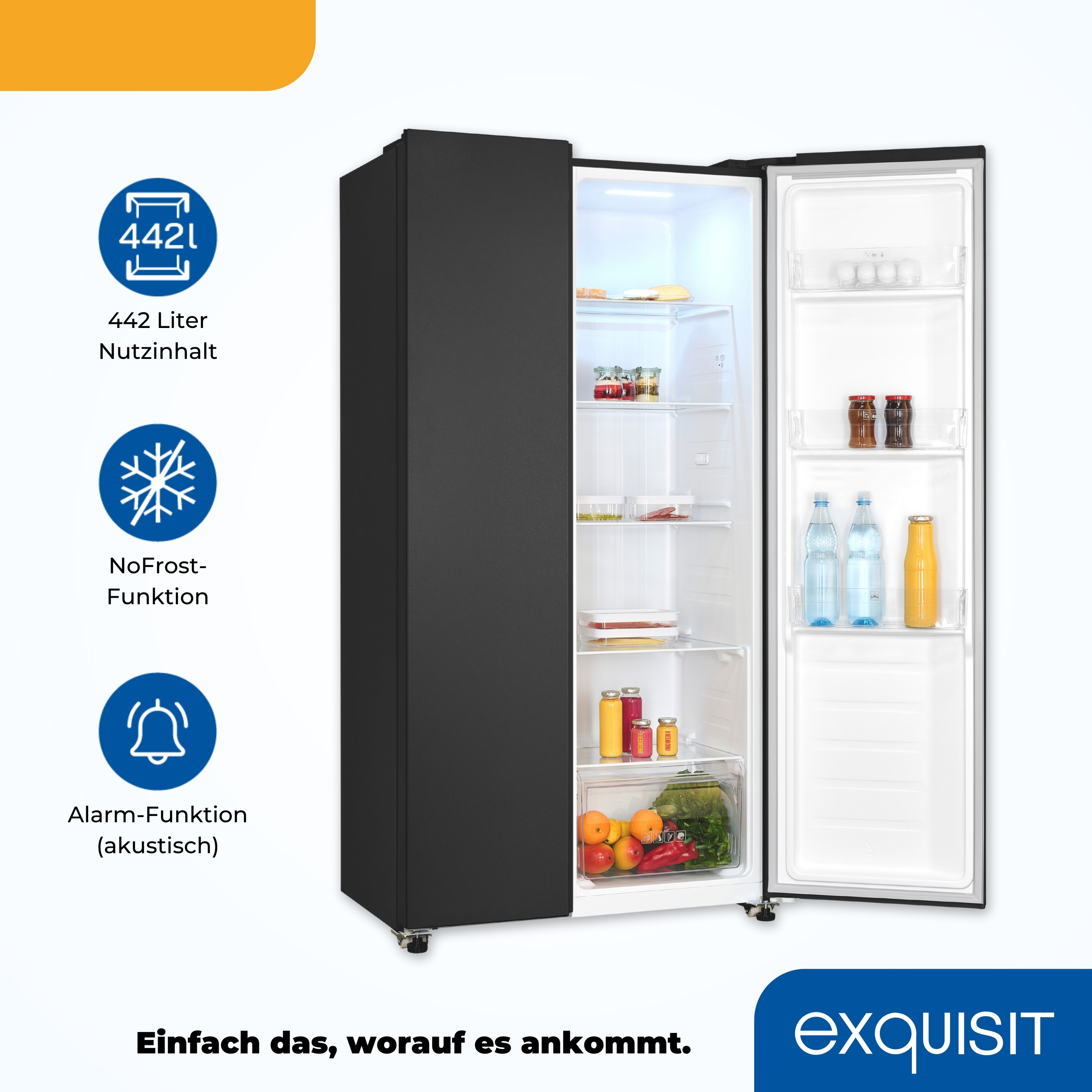 Schwarzer Kühlschrank mit offener Tür, die Regale mit Lebensmitteln und Getränken zeigt.