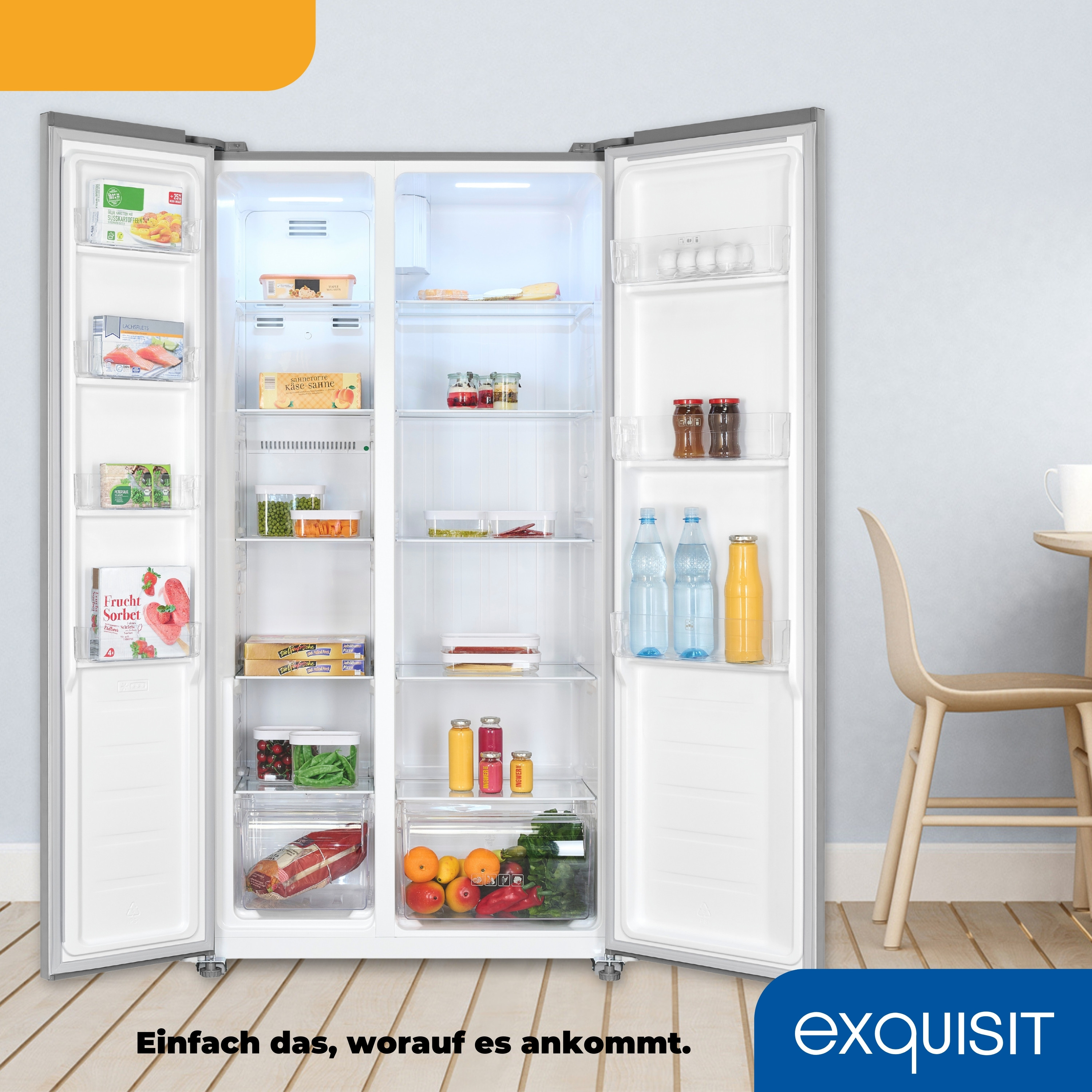 Offener Kühlschrank mit Lebensmitteln gefüllt. Zwei Türen offen, Regale.