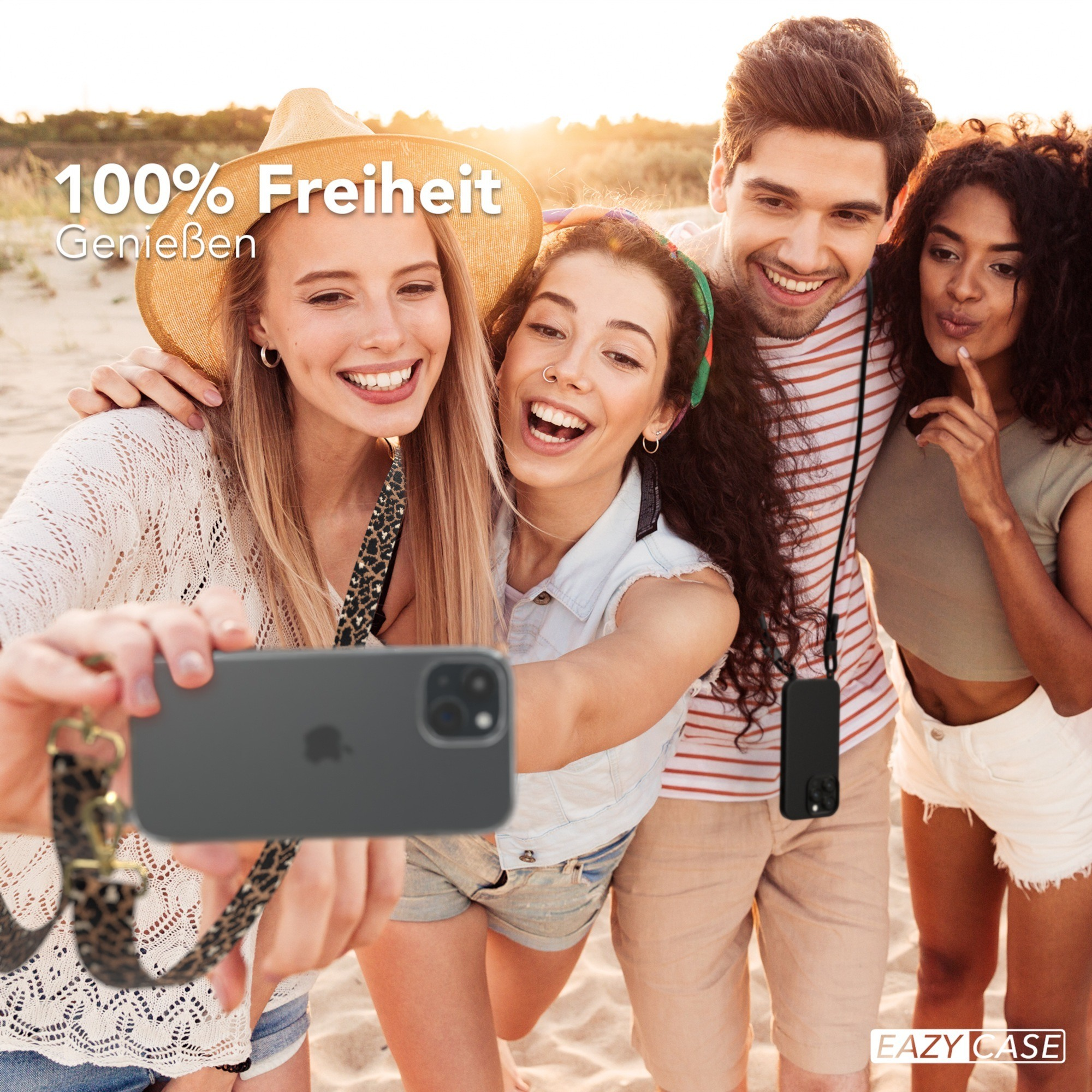 Vier Personen machen ein Selfie am Strand mit einem Telefon und einem Gurt. Lächeln und glücklich.