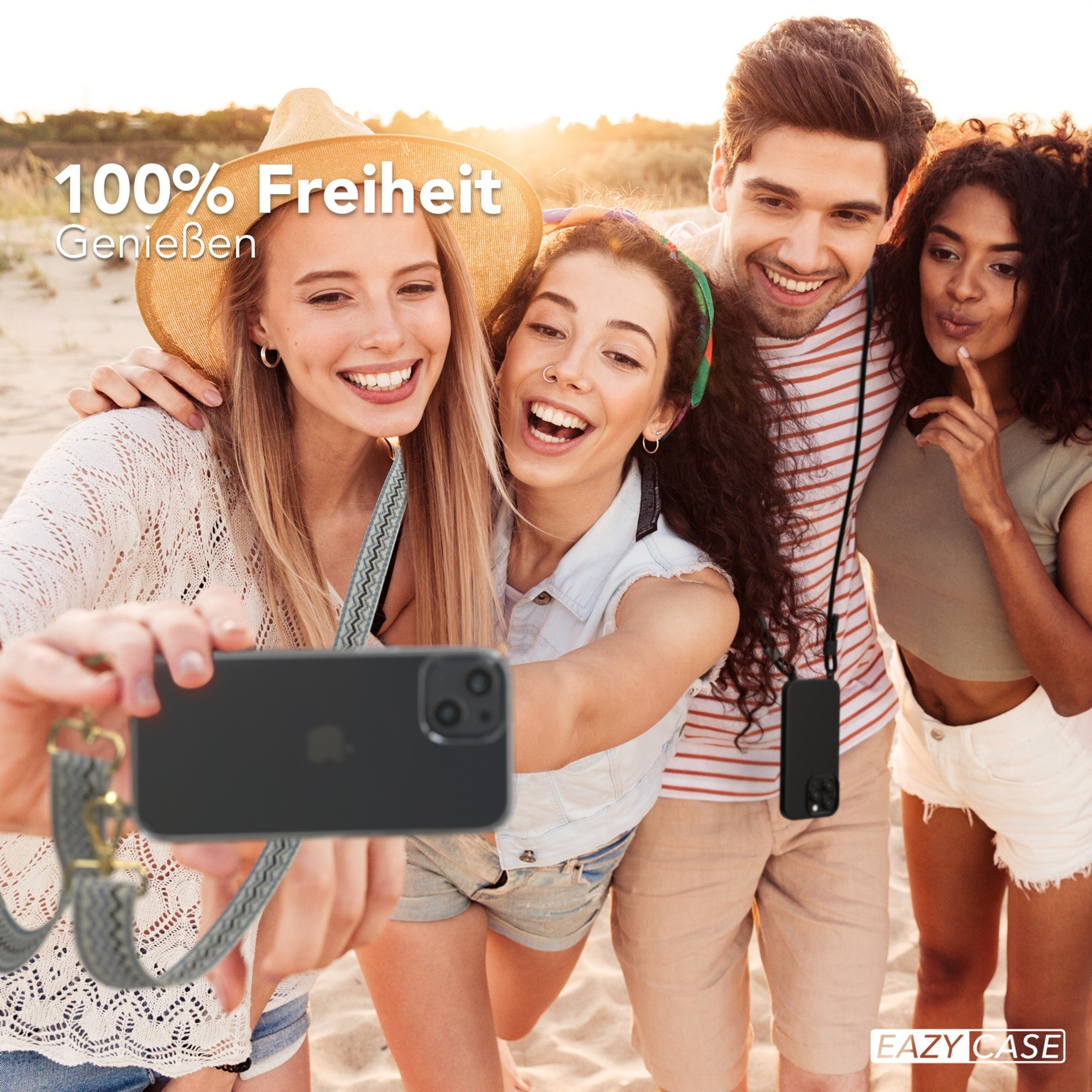 Vier Freunde machen ein Selfie am Strand und halten ein Telefon mit Hülle und Riemen.