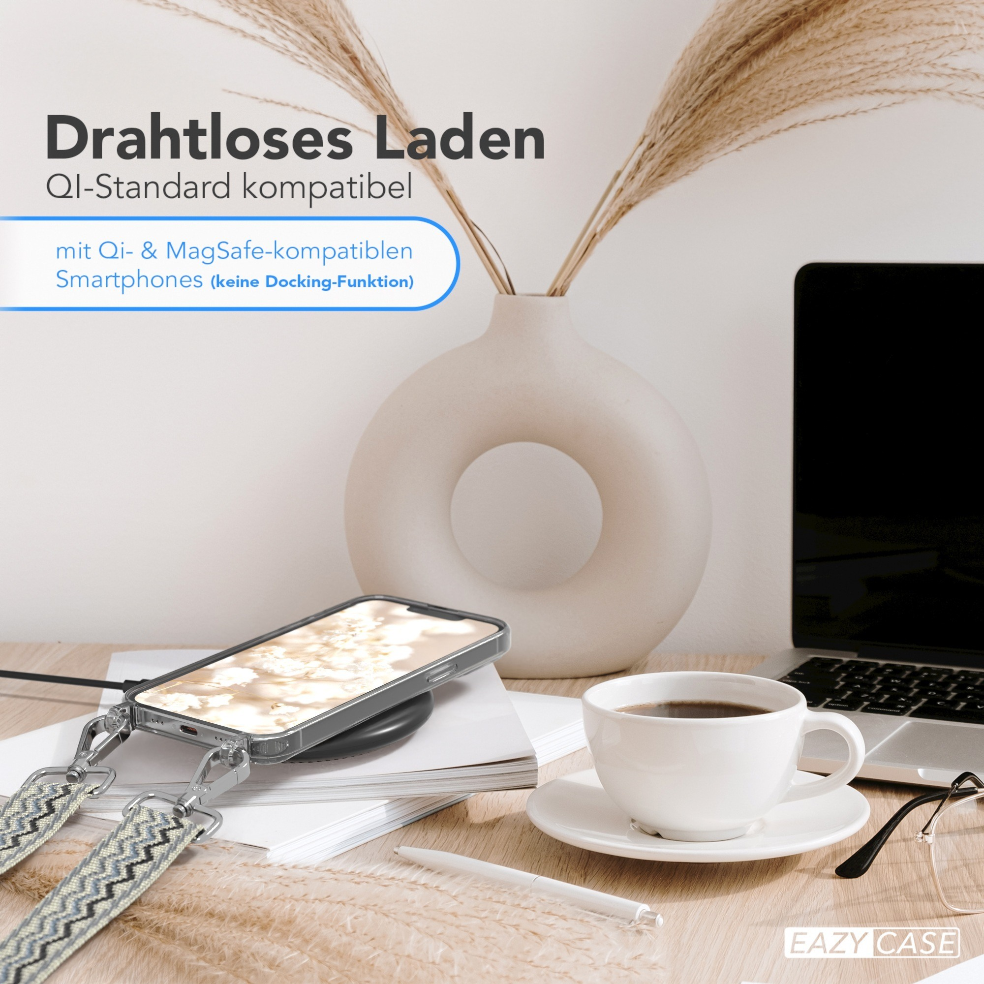 Ein Telefon, das auf einem kabellosen Ladegerät geladen wird. Eine Vase und ein Laptop stehen auf dem Tisch.