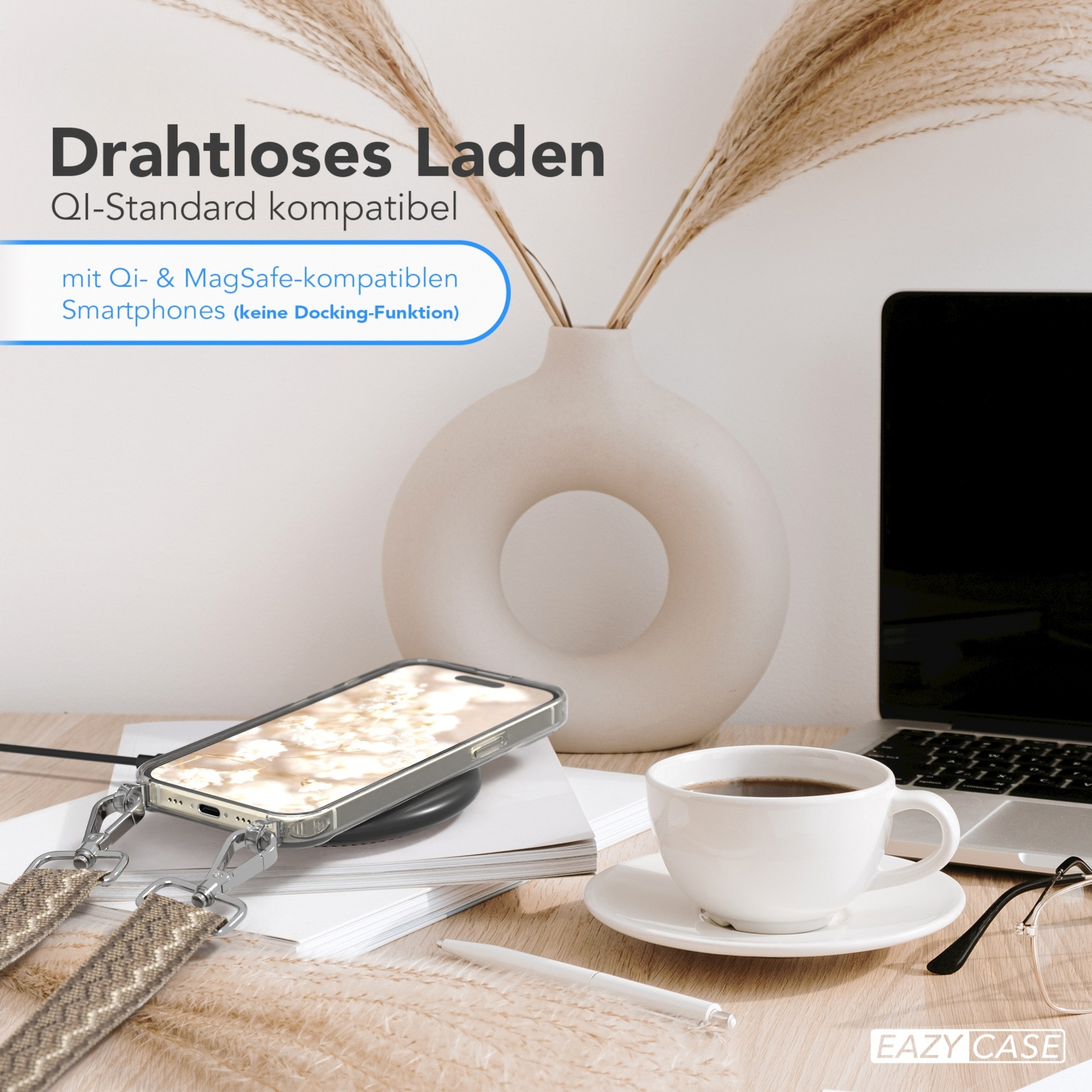 Telefon wird kabellos auf einem Schreibtisch mit Kaffee, Laptop und Pflanze geladen. Qi-kompatibel.