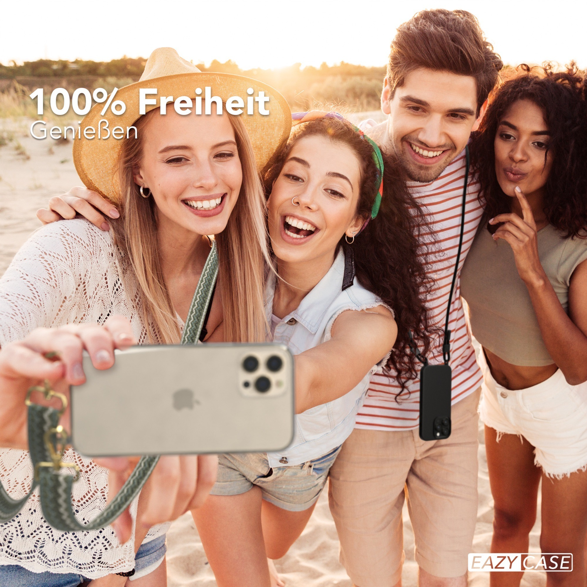Vier Personen machen ein Selfie am Strand. Einer hält das Handy mit einem Trageriemen. Alle lächeln.