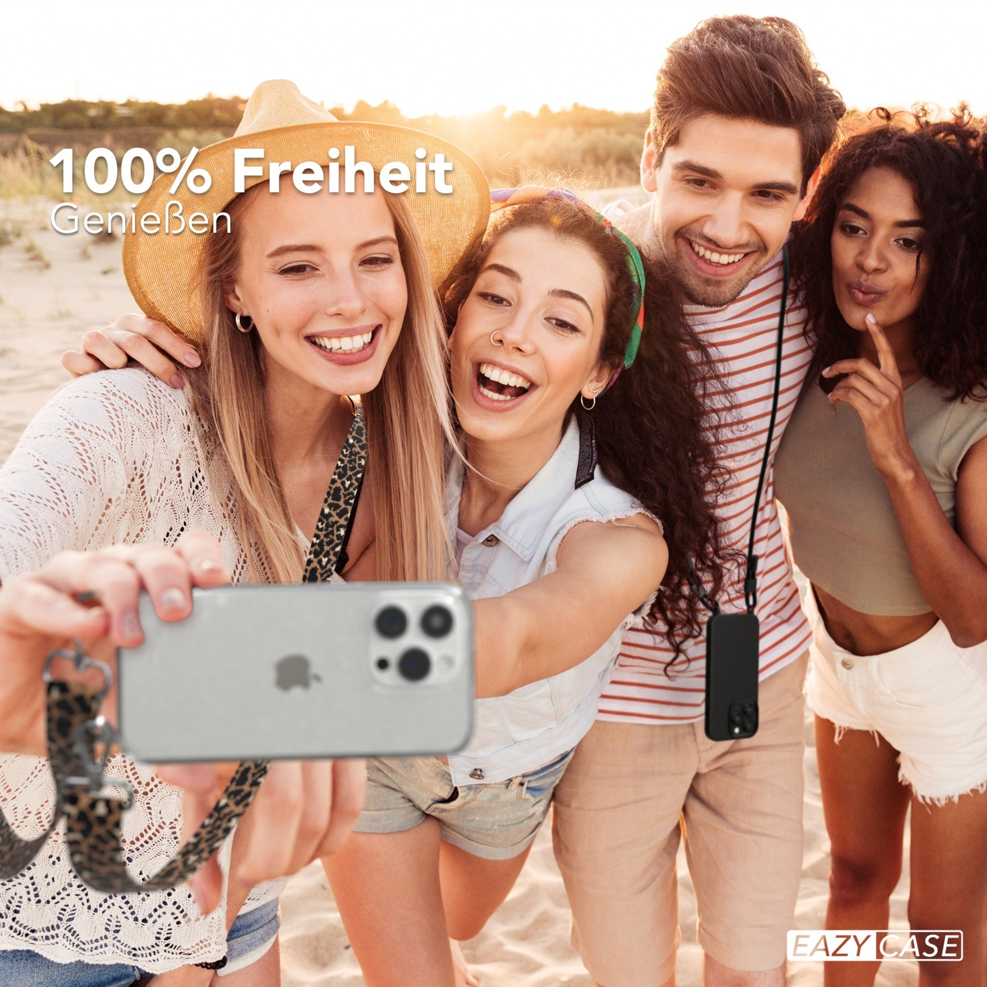 Vier Personen machen Selfie am Strand. Telefon mit Gurt.