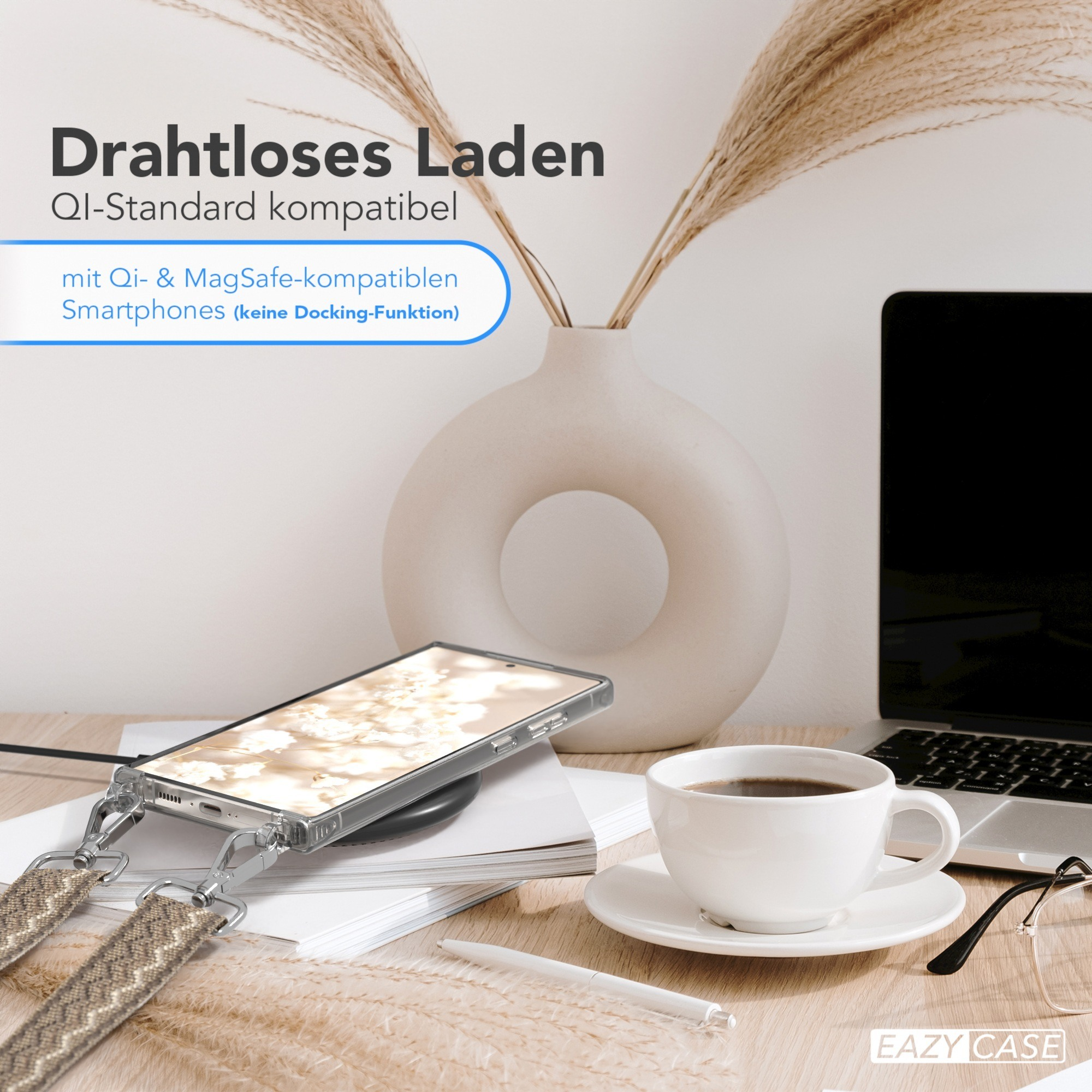 Telefon auf kabellosem Ladegerät, Kaffeetasse, Brille auf dem Tisch.