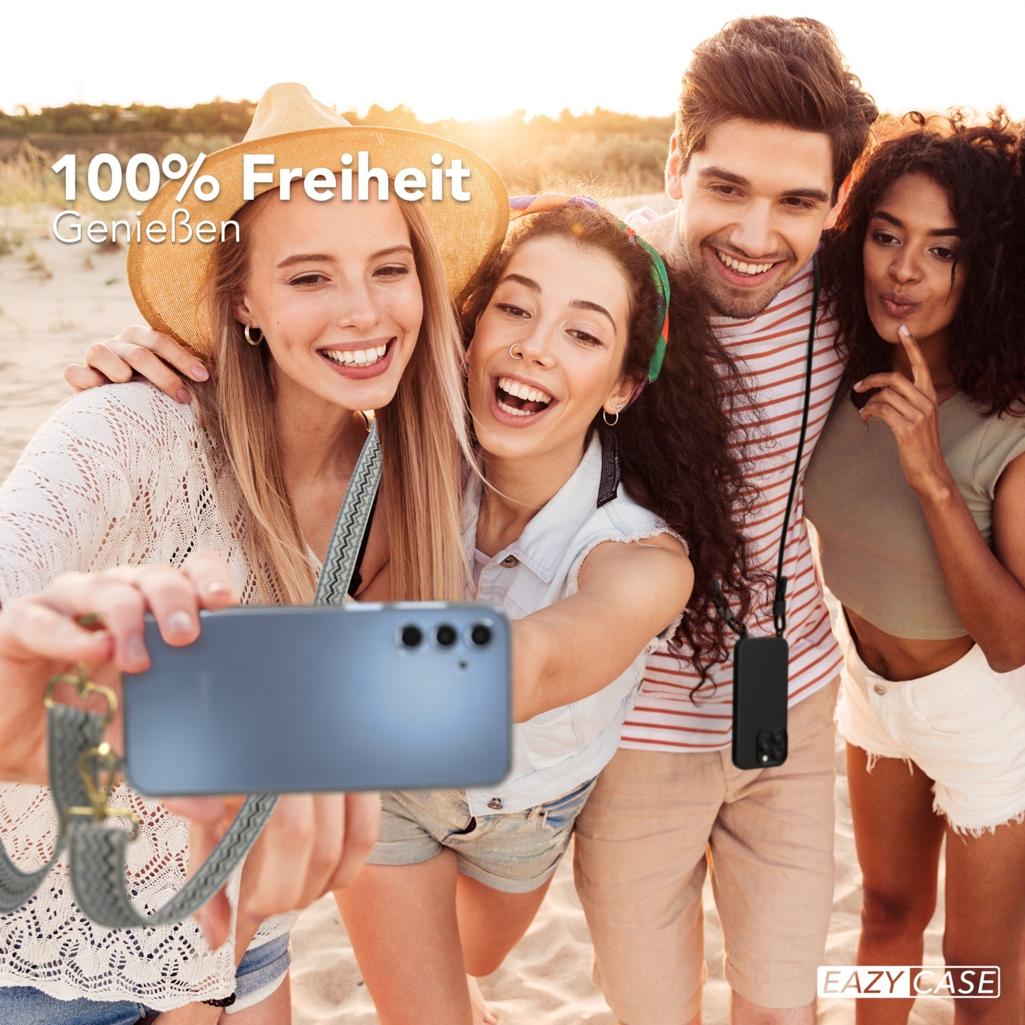 Gruppe von vier Personen, die ein Selfie machen. Einer hält das Telefon.