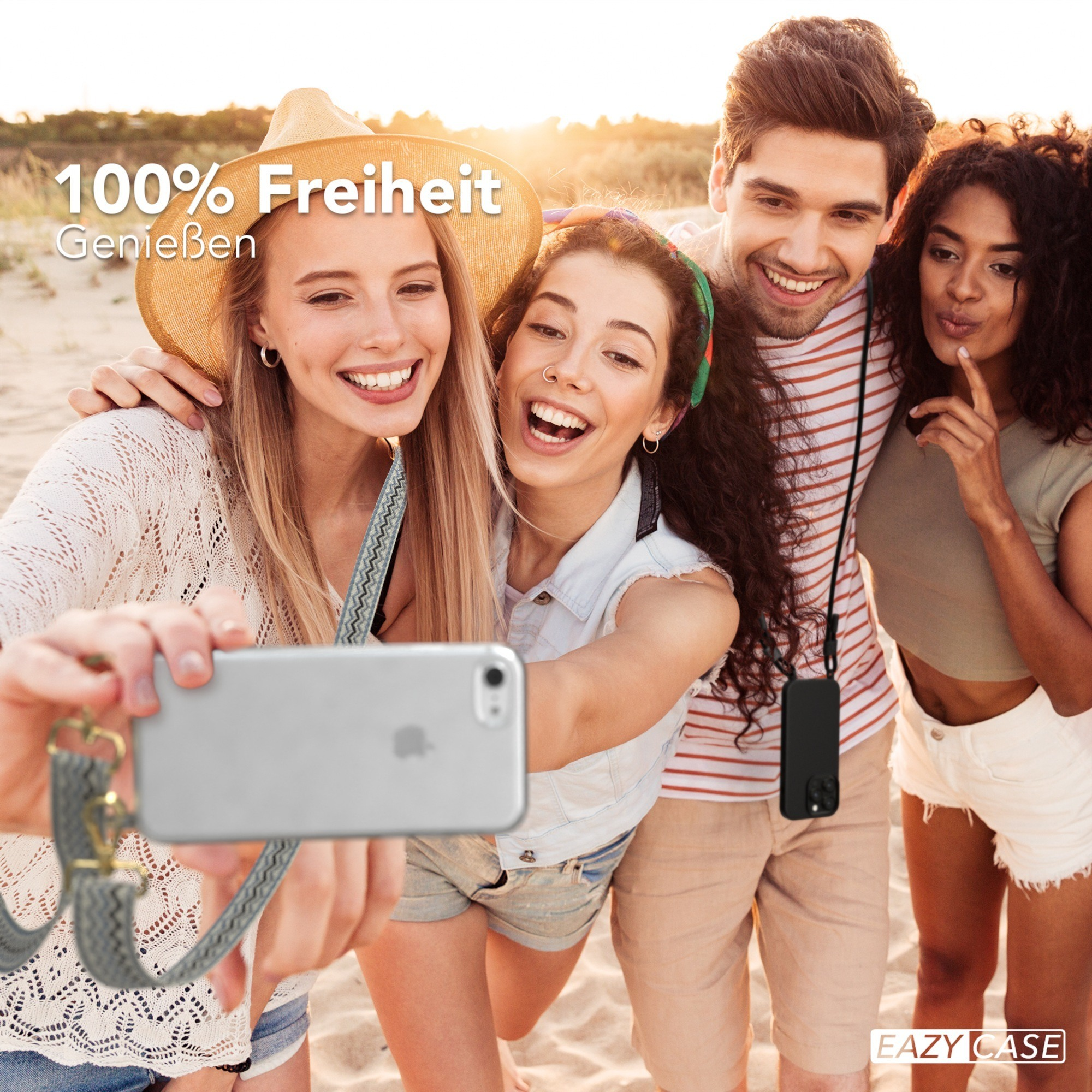 Vier Personen machen ein Selfie am Strand, lächeln, Text: '100% Freiheit genießen'.