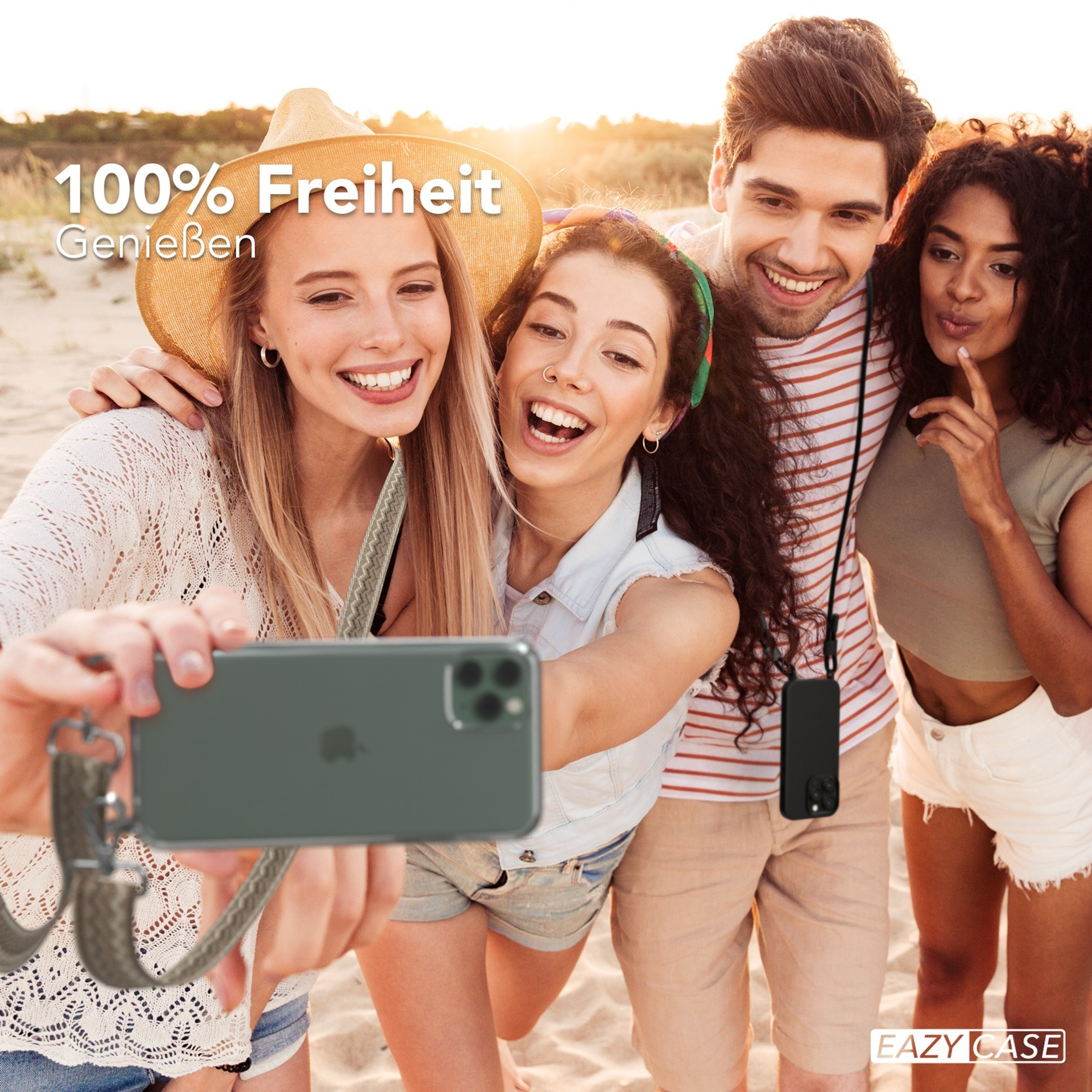 Vier lächelnde Personen machen ein Selfie mit einem Telefon. Das Telefon hat einen Gurt.