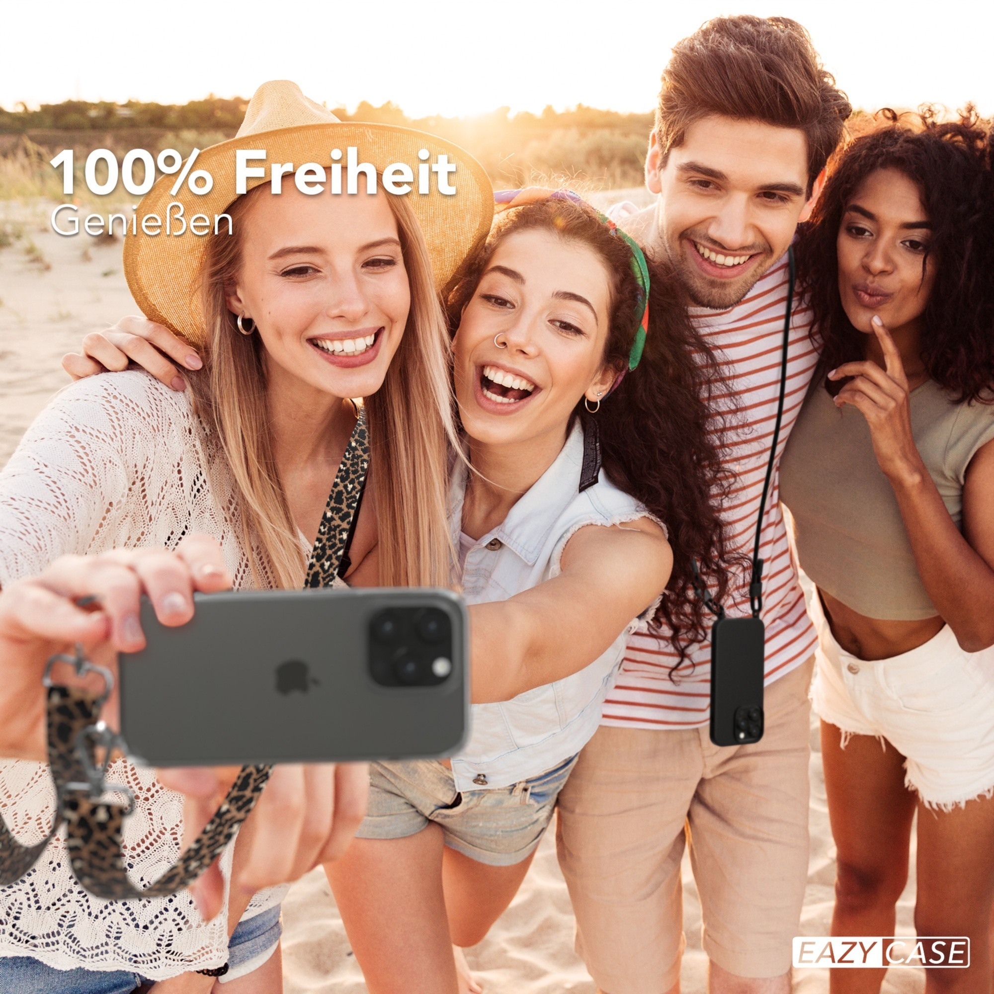 Vier Freunde machen ein Selfie am Strand. Einer hält das Telefon mit Leopardenriemen.