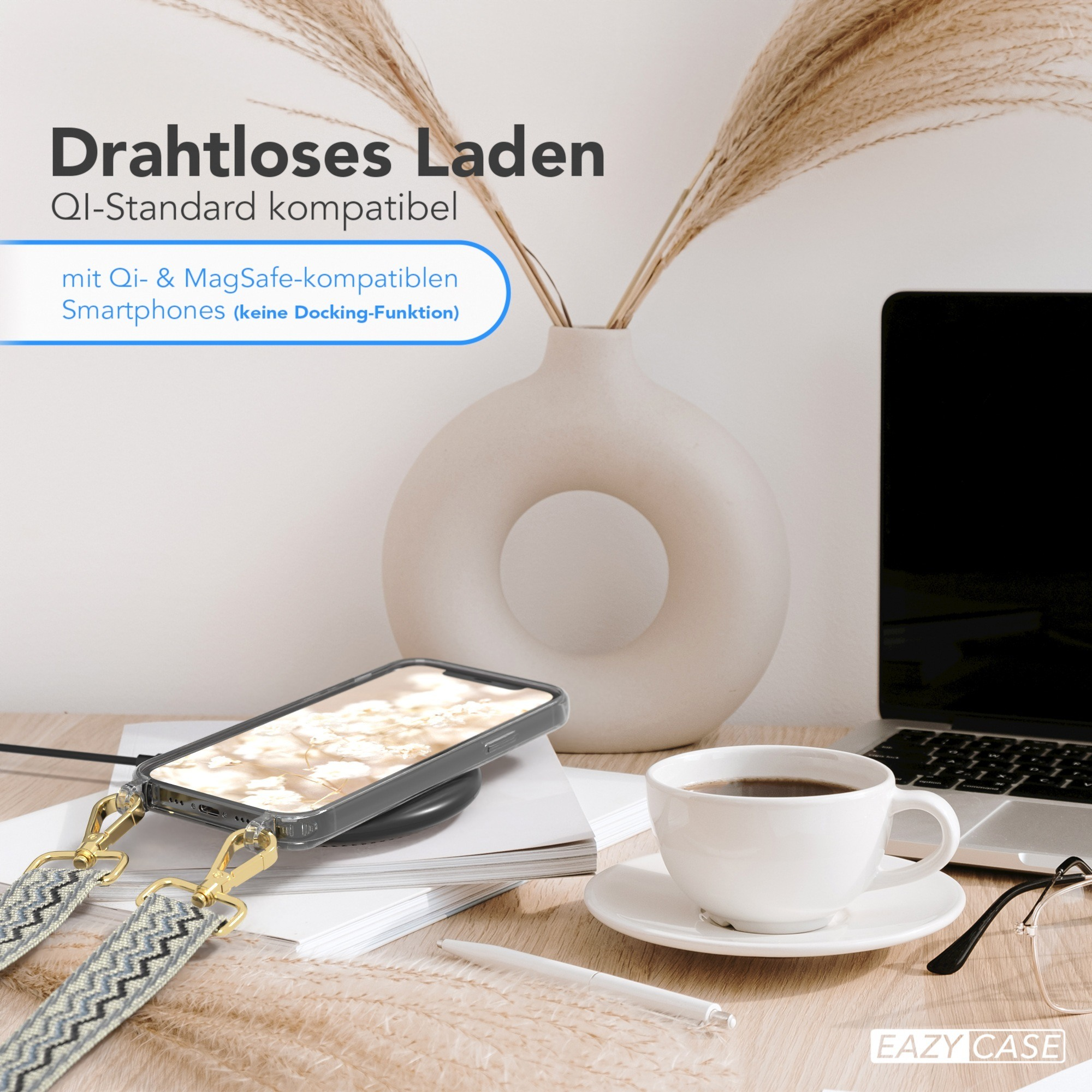 Telefon auf kabellosem Ladegerät. Kaffeetasse, Vase, Laptop und Brille auf dem Schreibtisch. Weißer Hintergrund.
