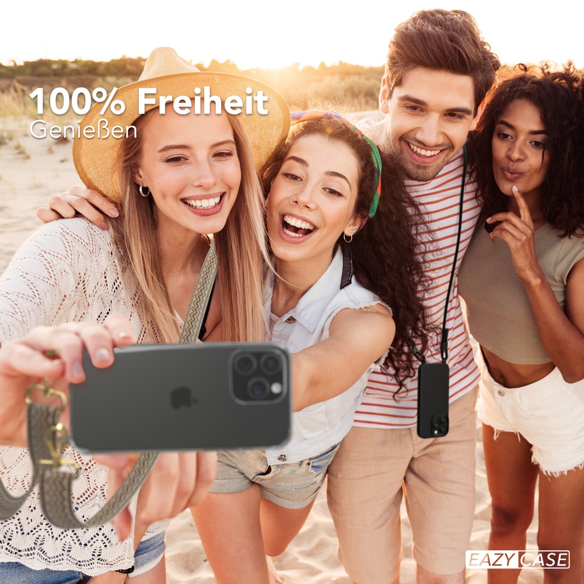 Vier Personen machen ein Selfie am Strand mit einem Handy an einer Schnur.