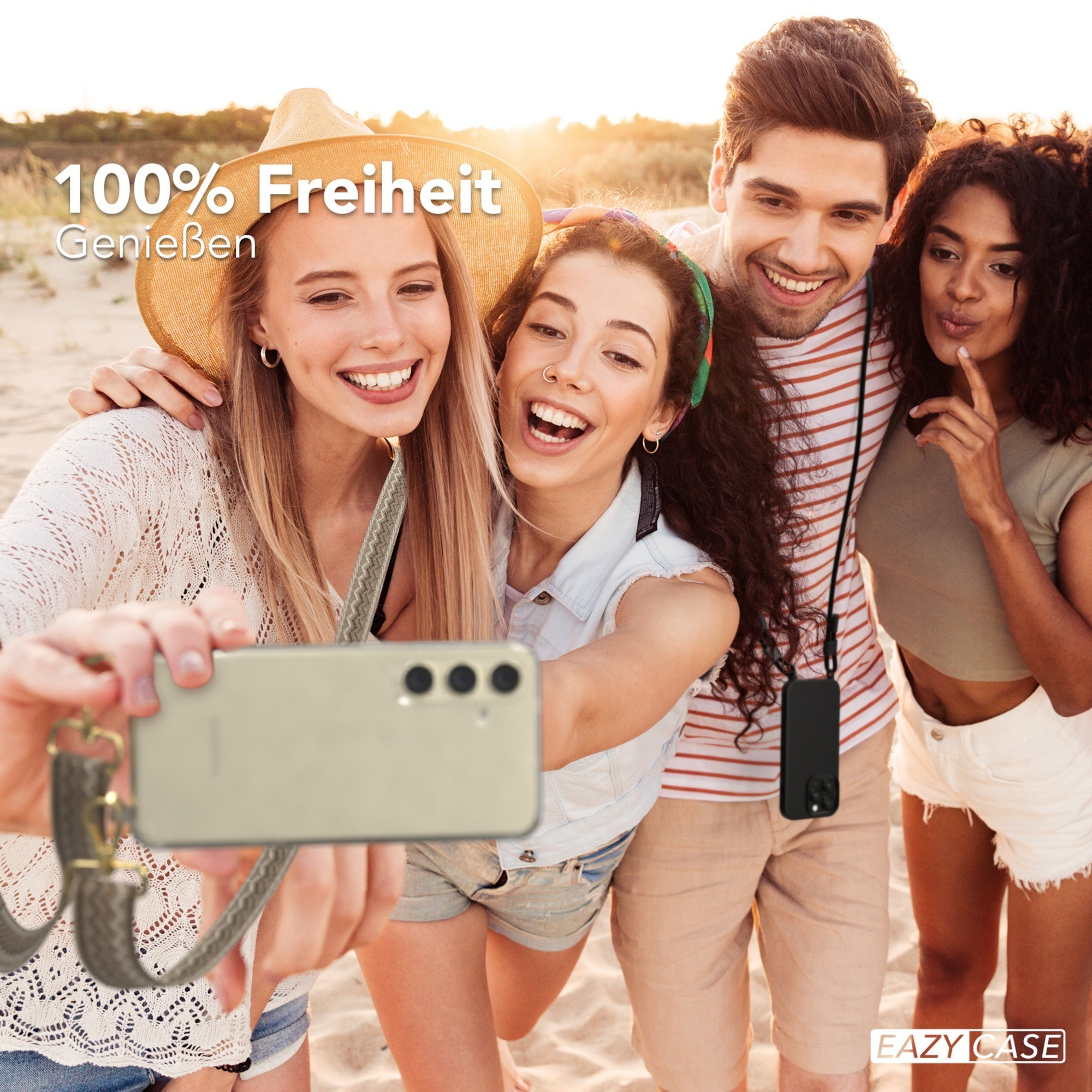 Vier Personen, die ein Selfie mit einem Telefon mit Band machen. Sie lächeln.