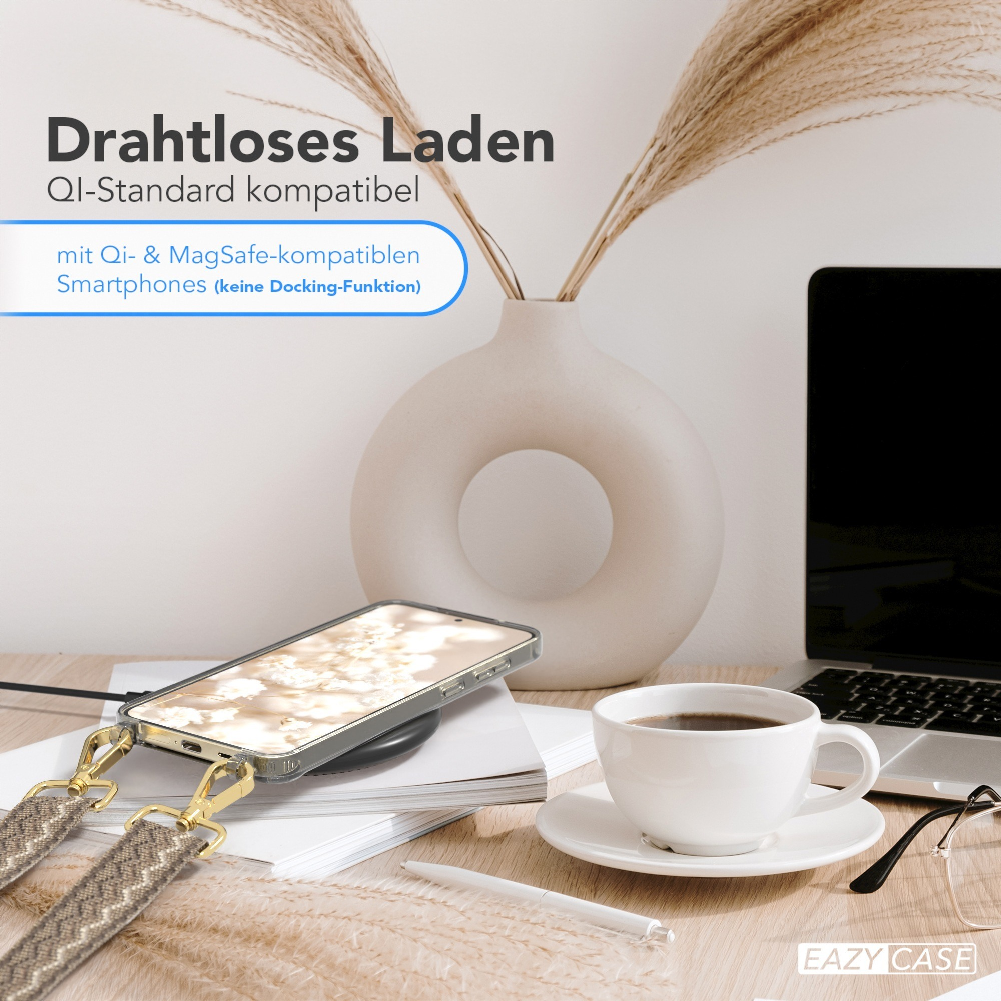 Ein Telefon wird auf einem kabellosen Ladegerät aufgeladen. Auf einem Schreibtisch befinden sich eine Kaffeetasse, ein Laptop und ein Stift.