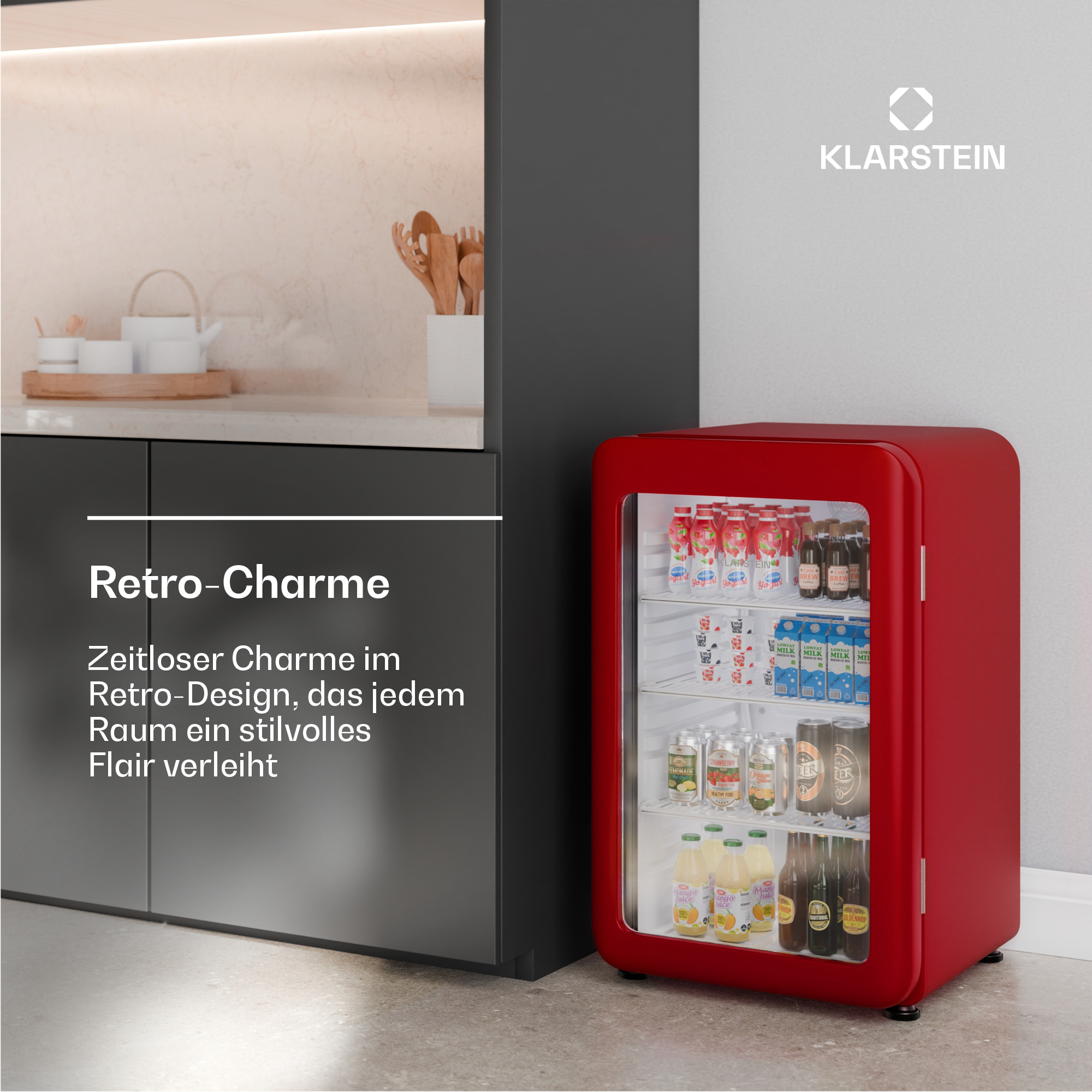 Roter Mini-Kühlschrank im Retro-Stil mit Glastür, gefüllt mit Getränken. Küchenumgebung.