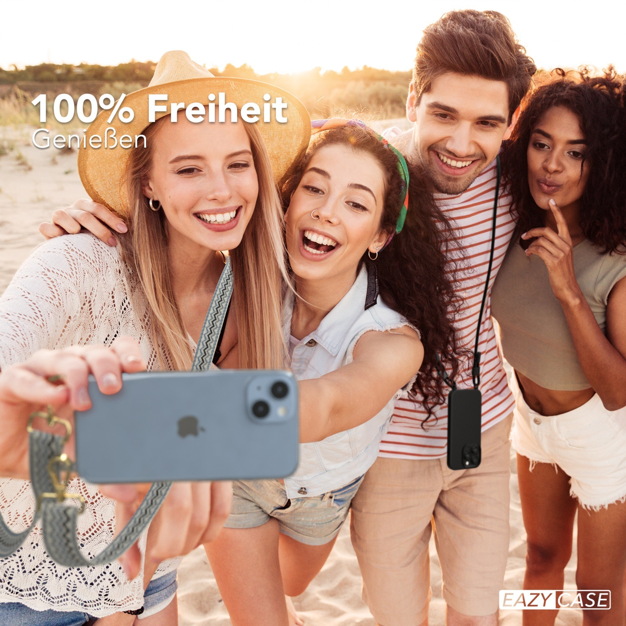 Freundesgruppe, die am Strand ein Selfie mit einem Telefon macht.