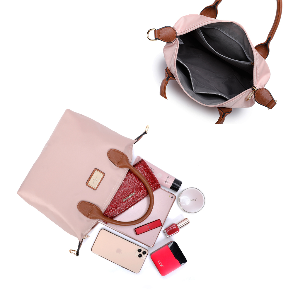 Rosa Tasche mit Inhalt auf weißem Hintergrund.