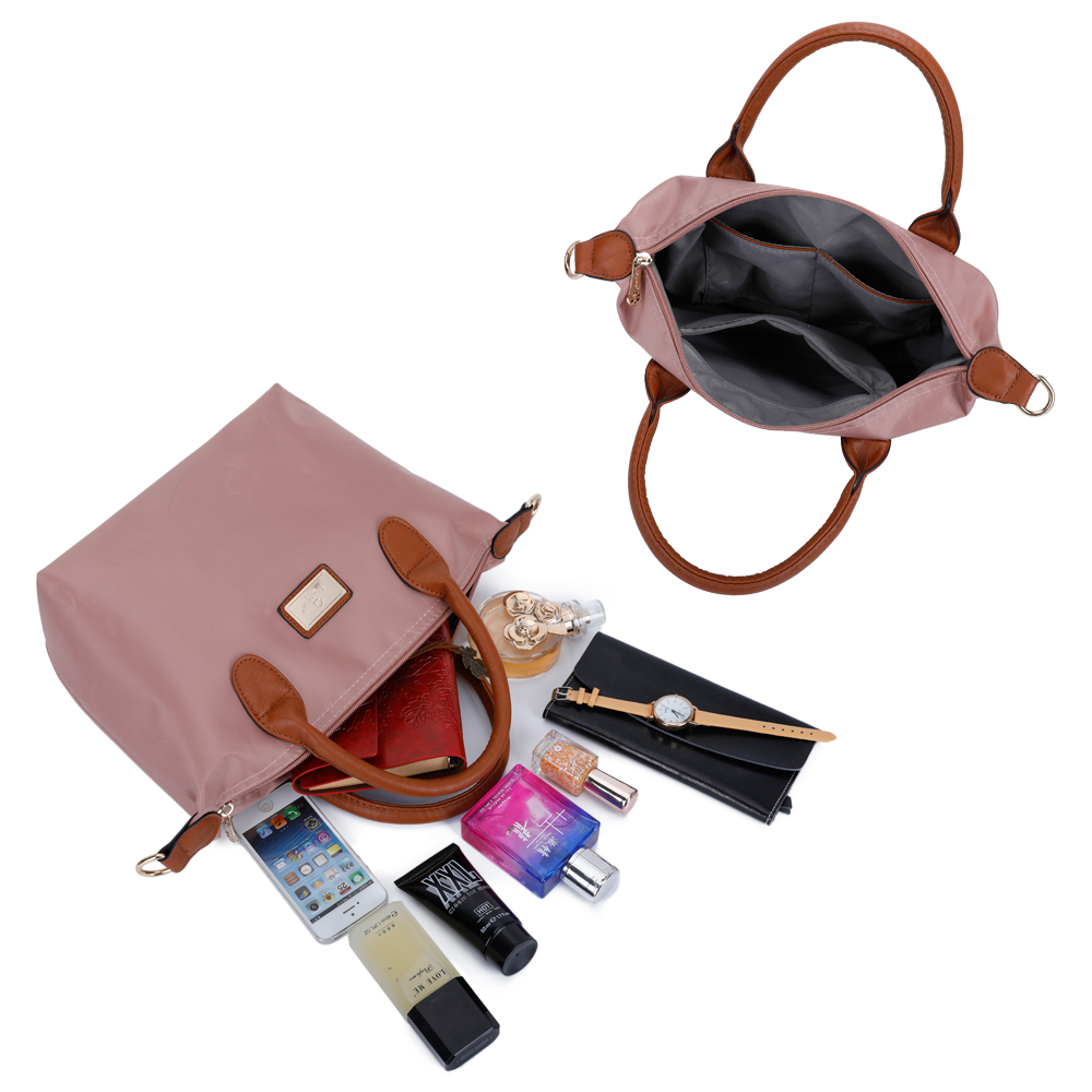 Zwei Handtaschen, eine offen mit herausfallenden Gegenständen. Die andere offen mit Innenansicht.
