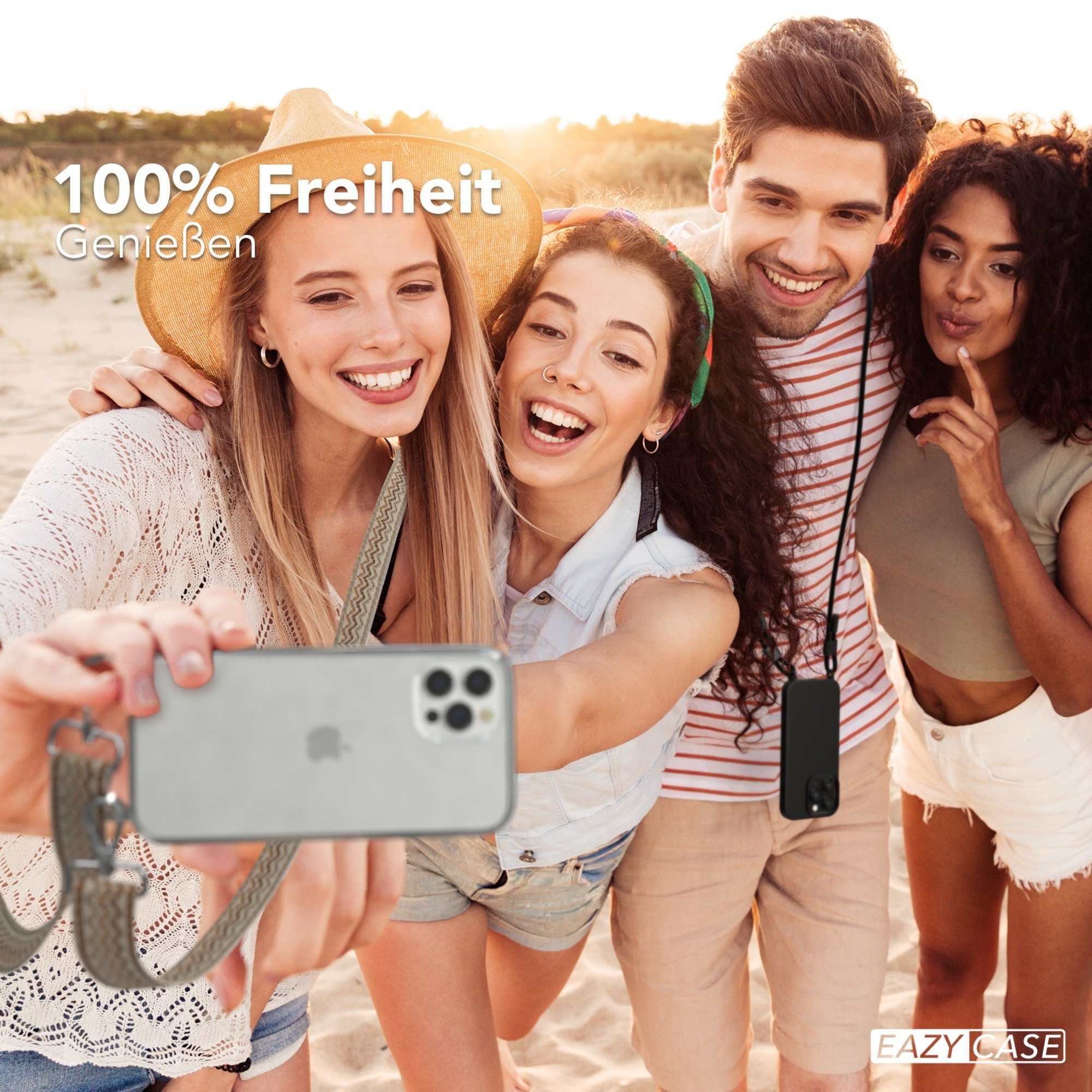 Vier Personen machen ein Selfie am Strand. Telefon mit Gurt. Sonniger Tag.