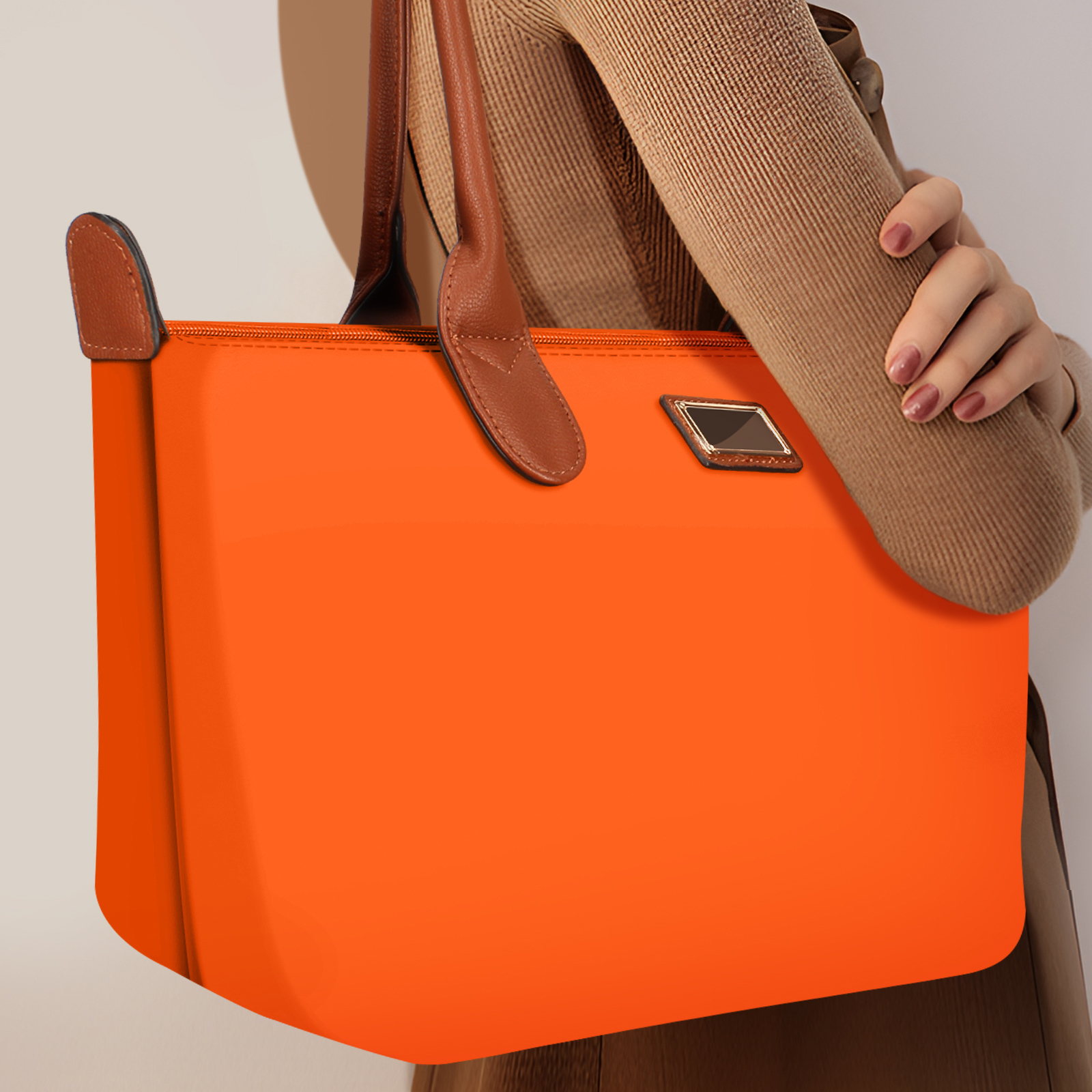 Orange Tragetasche mit braunen Griffen. Eine Hand hält die Tasche.