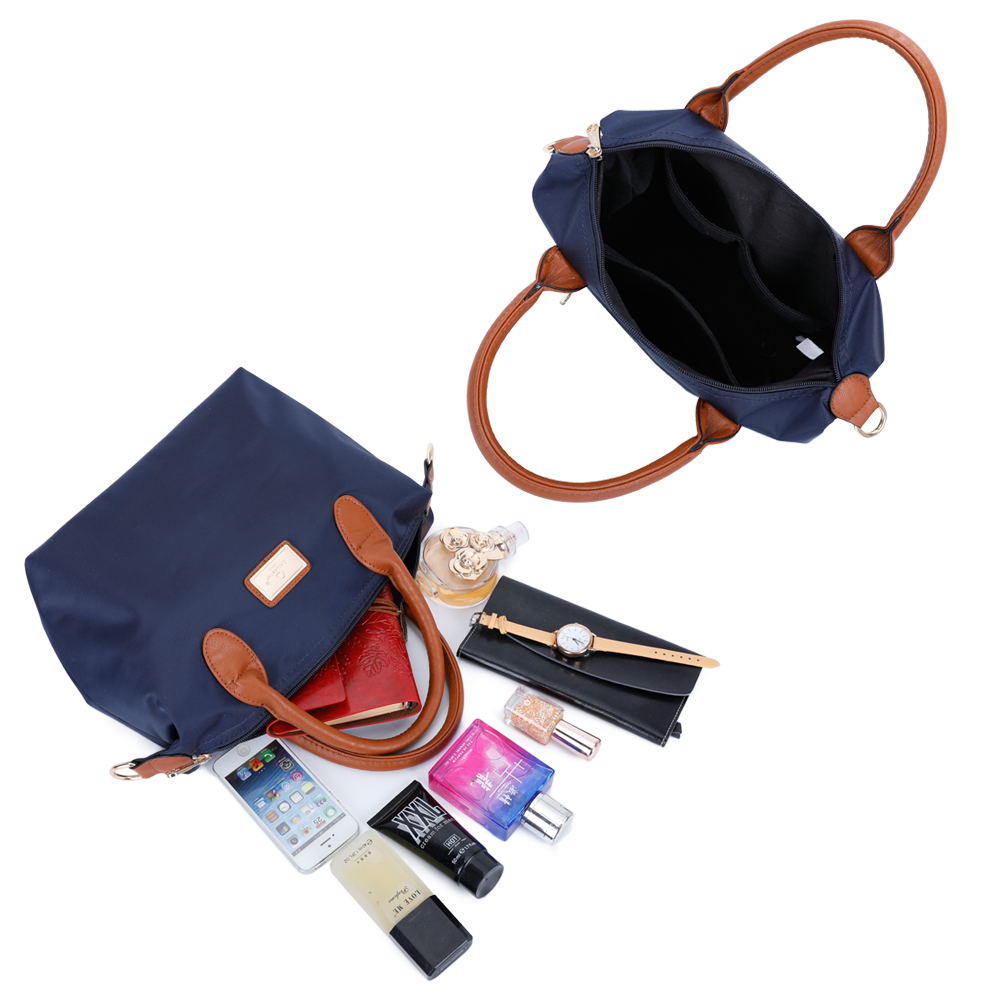 Zwei blaue Handtaschen, offen, mit Inhalt: Kosmetik, Geldbörse, Telefon, Uhr und mehr.