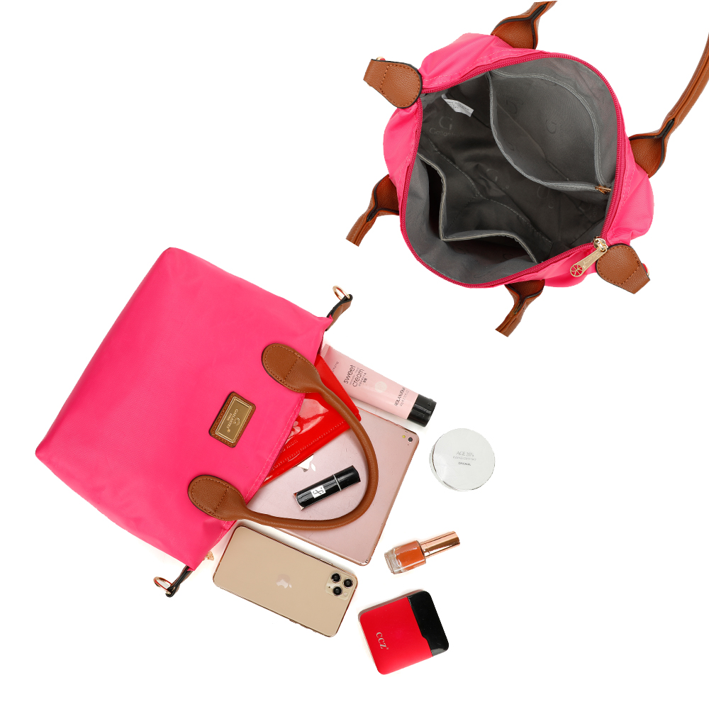 Eine offene pinkfarbene Handtasche, mit Gegenständen wie Telefon, Tablet, Kosmetika und Geldbörse.