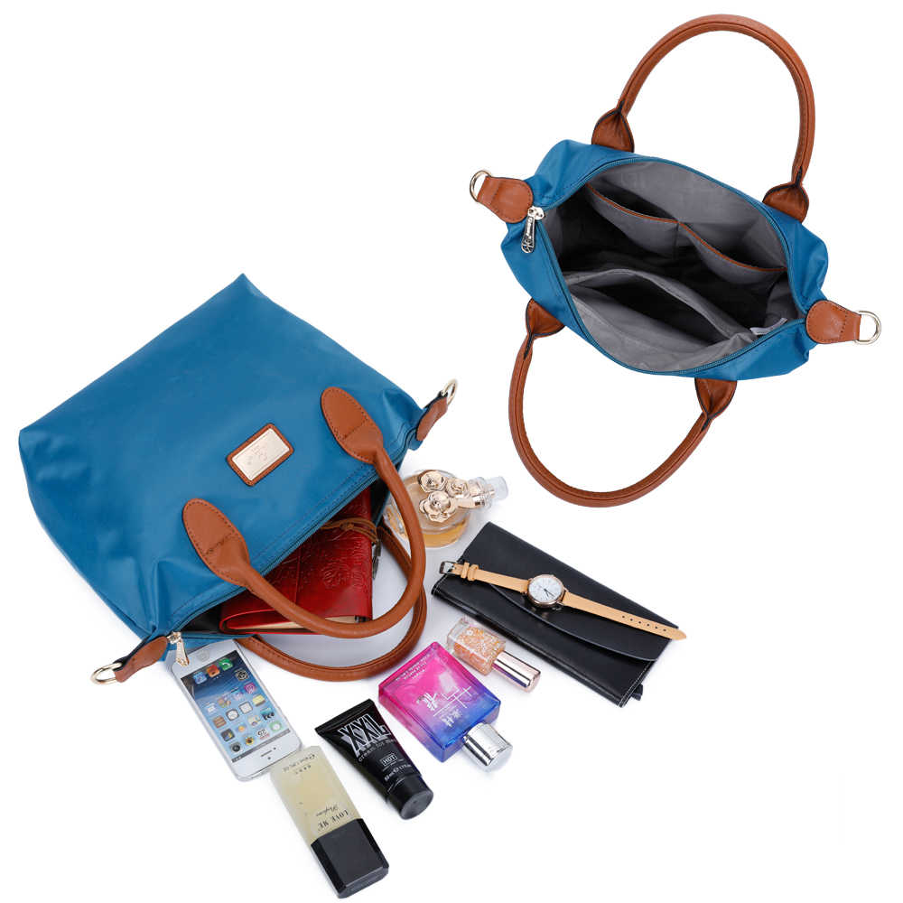 Zwei Handtaschen, eine offen mit herausfallenden Gegenständen. Die andere offen mit Innenansicht.