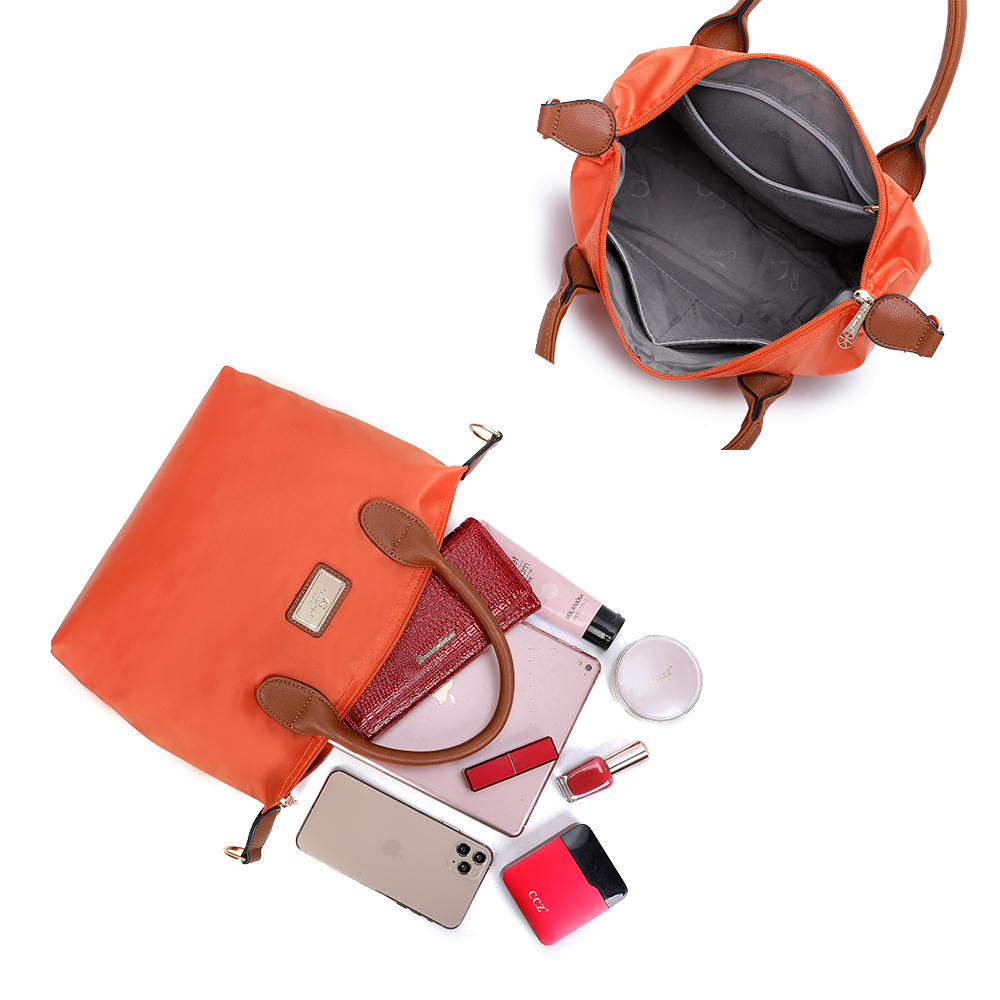 Orange Tasche mit Gegenständen wie Telefon und Kosmetika. Die Innenseite zeigt die Struktur.