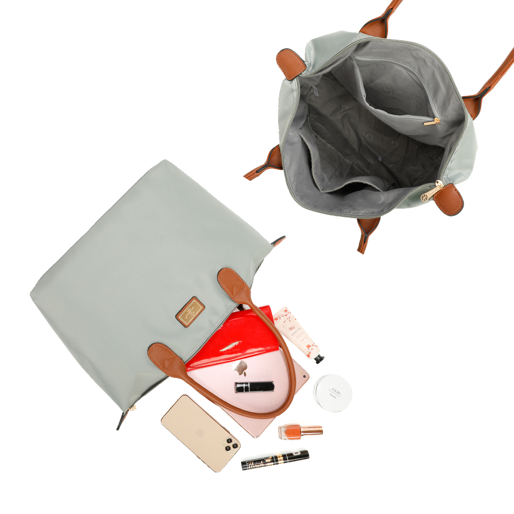 Dos bolsos con artículos dentro, incluyendo teléfono, cosméticos y cartera.