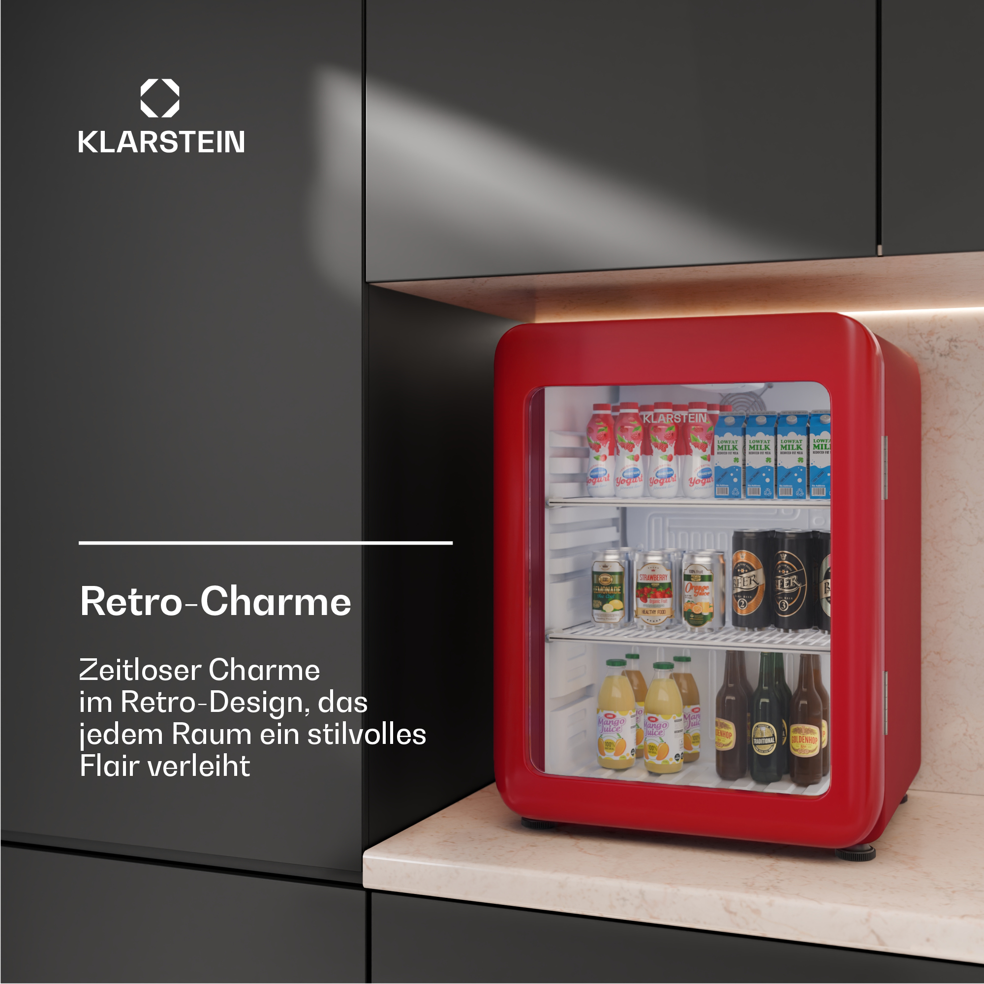 Ein roter Minikühlschrank mit Essen und Getränken im Inneren, der auf einer Arbeitsplatte steht.