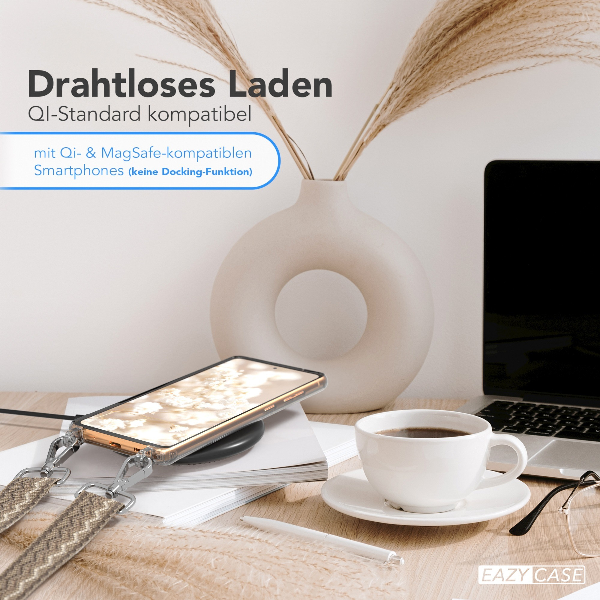 Telefon auf kabellosem Ladegerät mit Kaffeetasse und Zubehör.