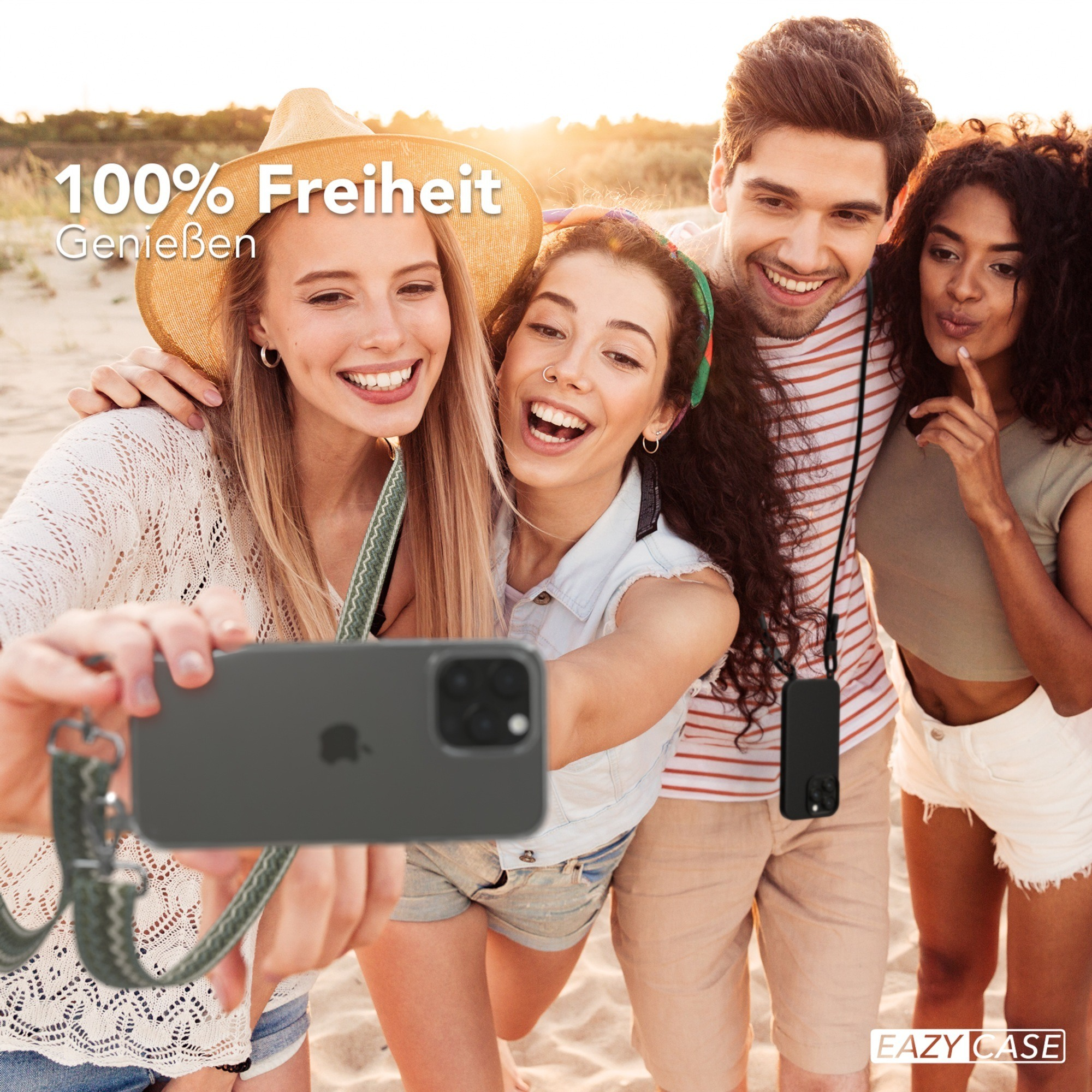 Vier Personen machen ein Selfie mit einem Telefon.