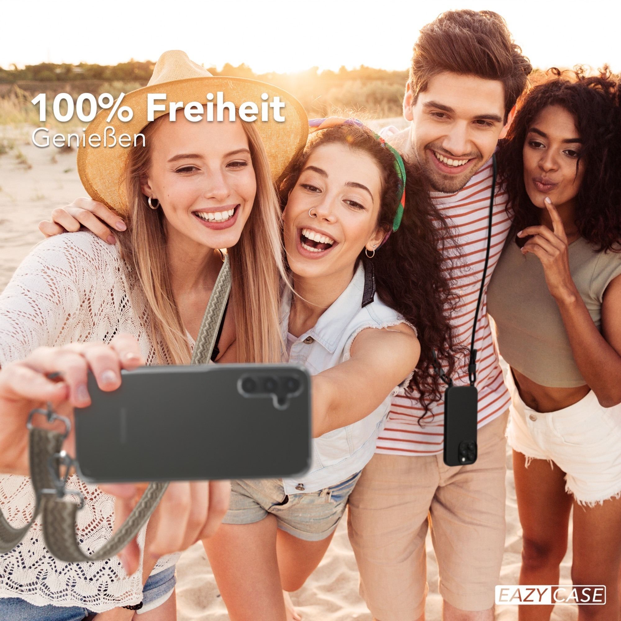 Vier Personen machen ein Selfie am Strand mit einem Handy an einer Schnur.